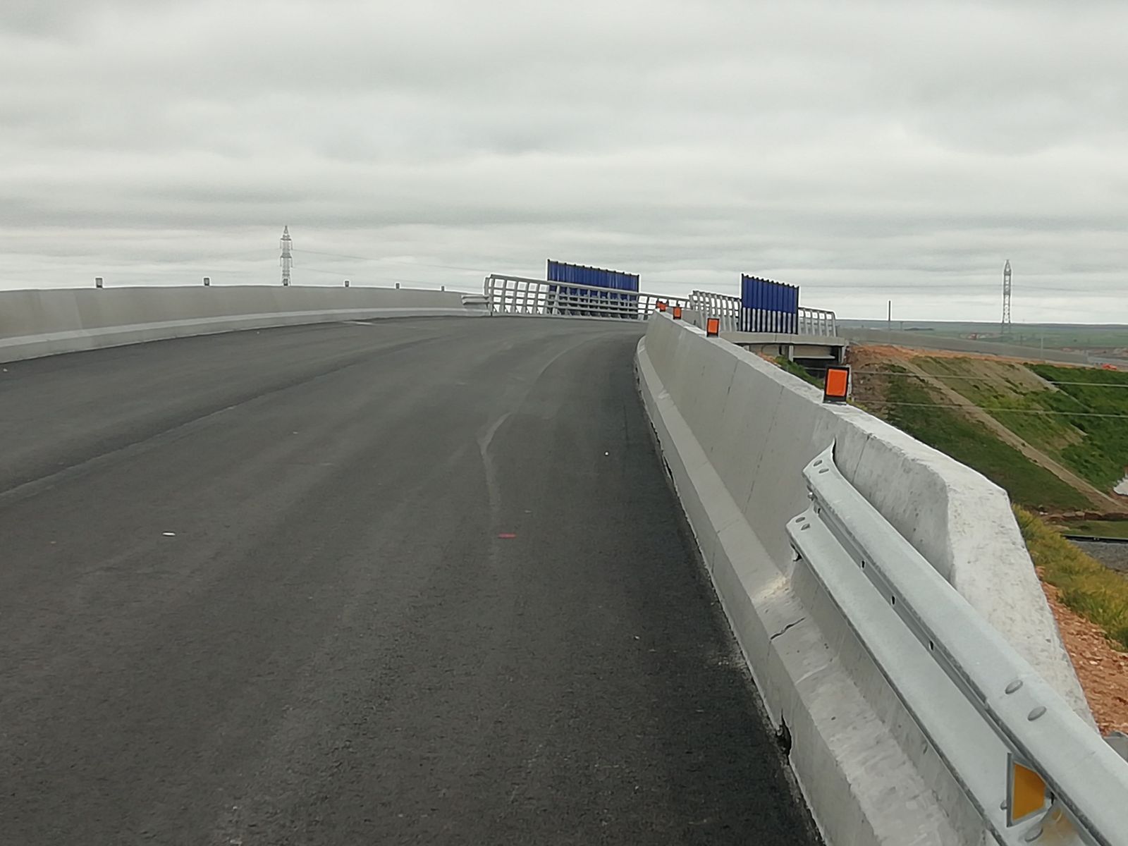 Las obras para eliminar el paso a nivel de Gomecello entran en la recta final con una nueva carretera para desviar los vehículos pesados