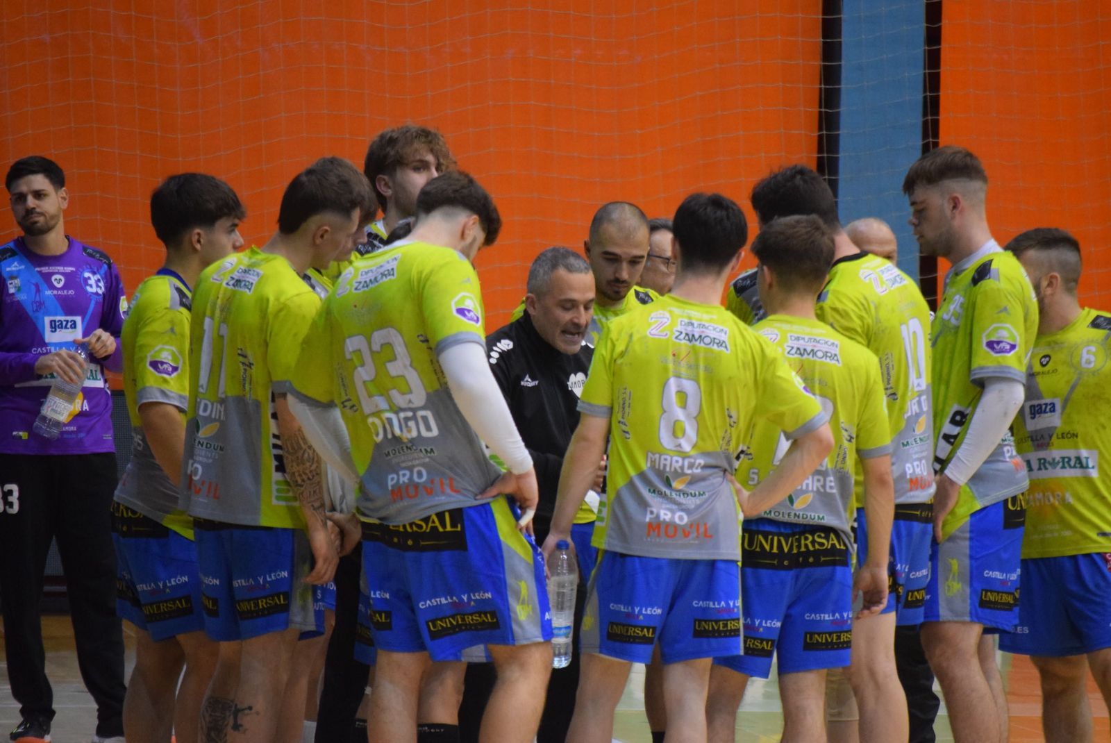 Un tiempo muerto del Balonmano Zamora - Trasmapi Ibiza. Plantel del conjunto 'viriato'.