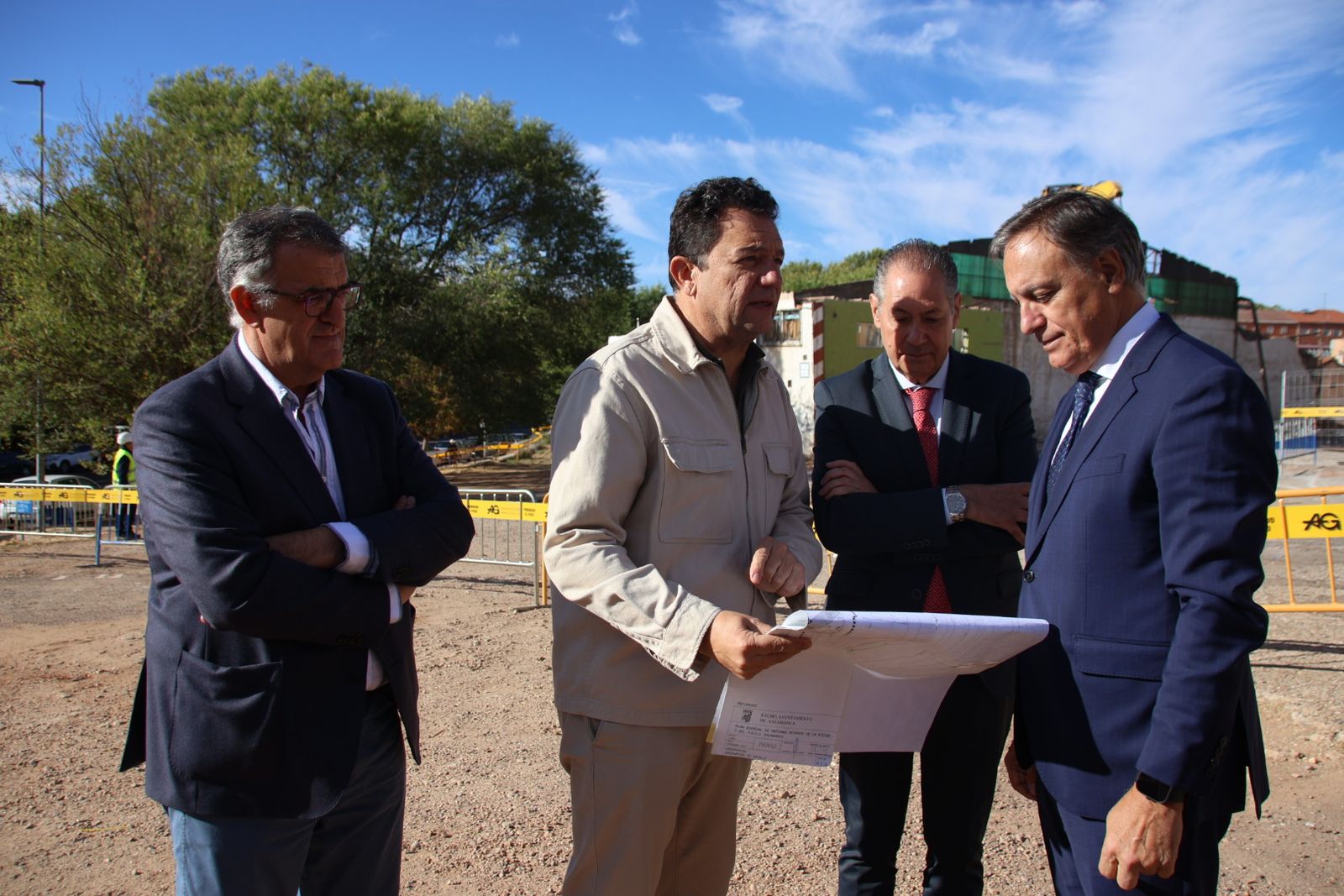 El alcalde de Salamanca, Carlos García Carbayo, visita las obras de urbanización de la Unidad de Acción Nº 2 del PERI 7