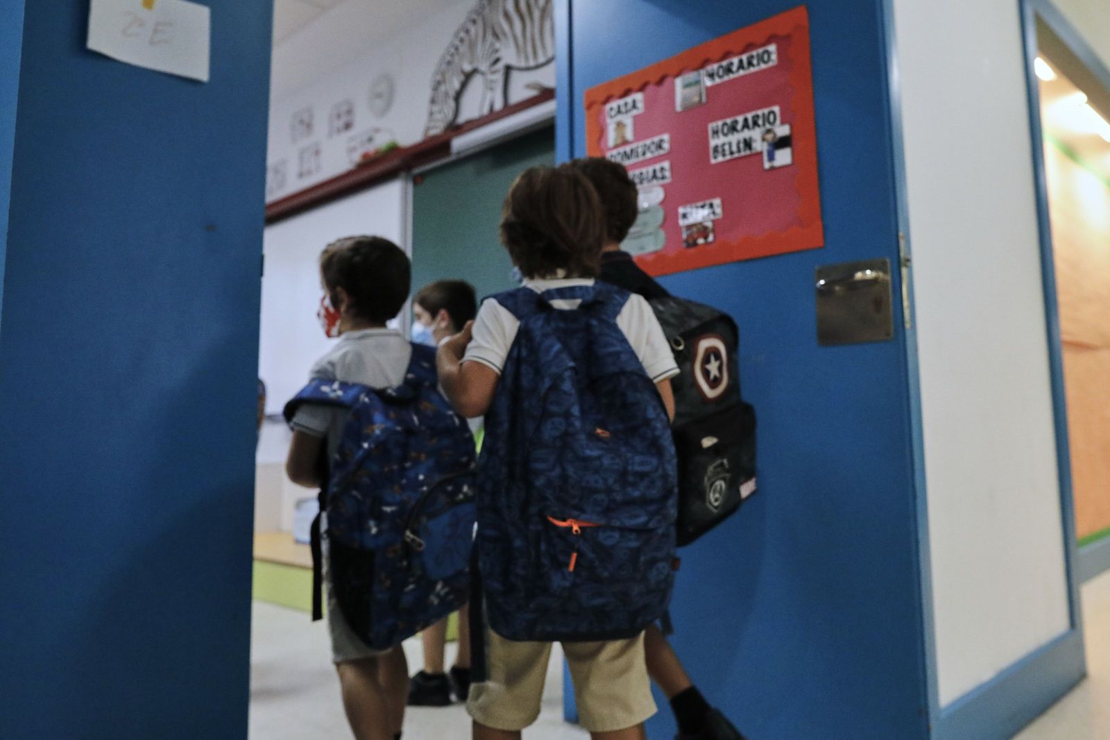 Imagen de archivo de niños entrando en una clase Imagen de archivo de niños entrando en una clase