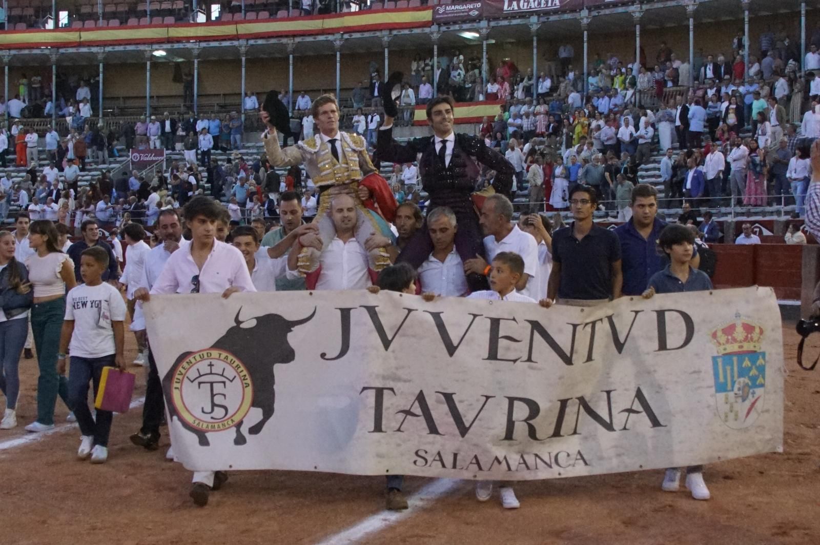 perera-y-borja-jimenez-salen-por-la-puerta-grande-en-la-glorieta-foto-juanes-8