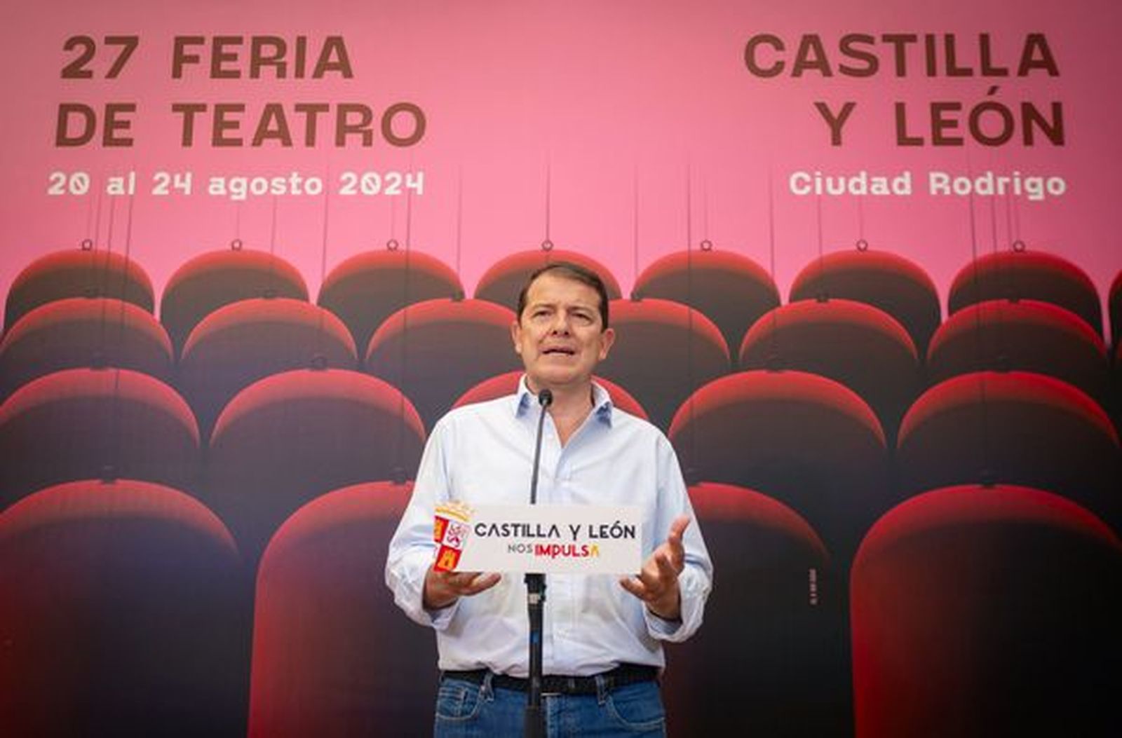 Mañueco en la Feria de Teatro de Ciudad Roodrigo