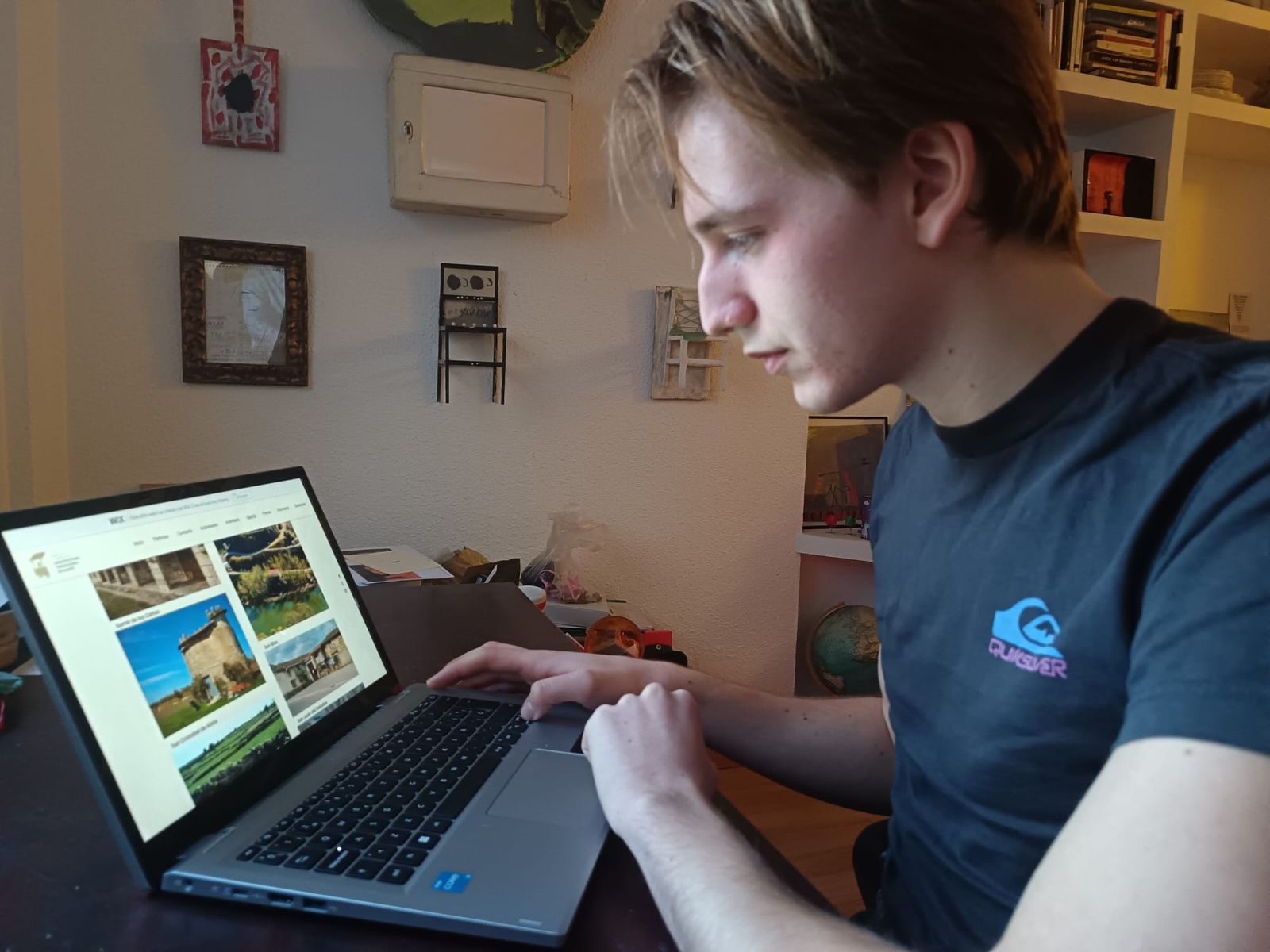 Un becario visionando al web recién estrenada.