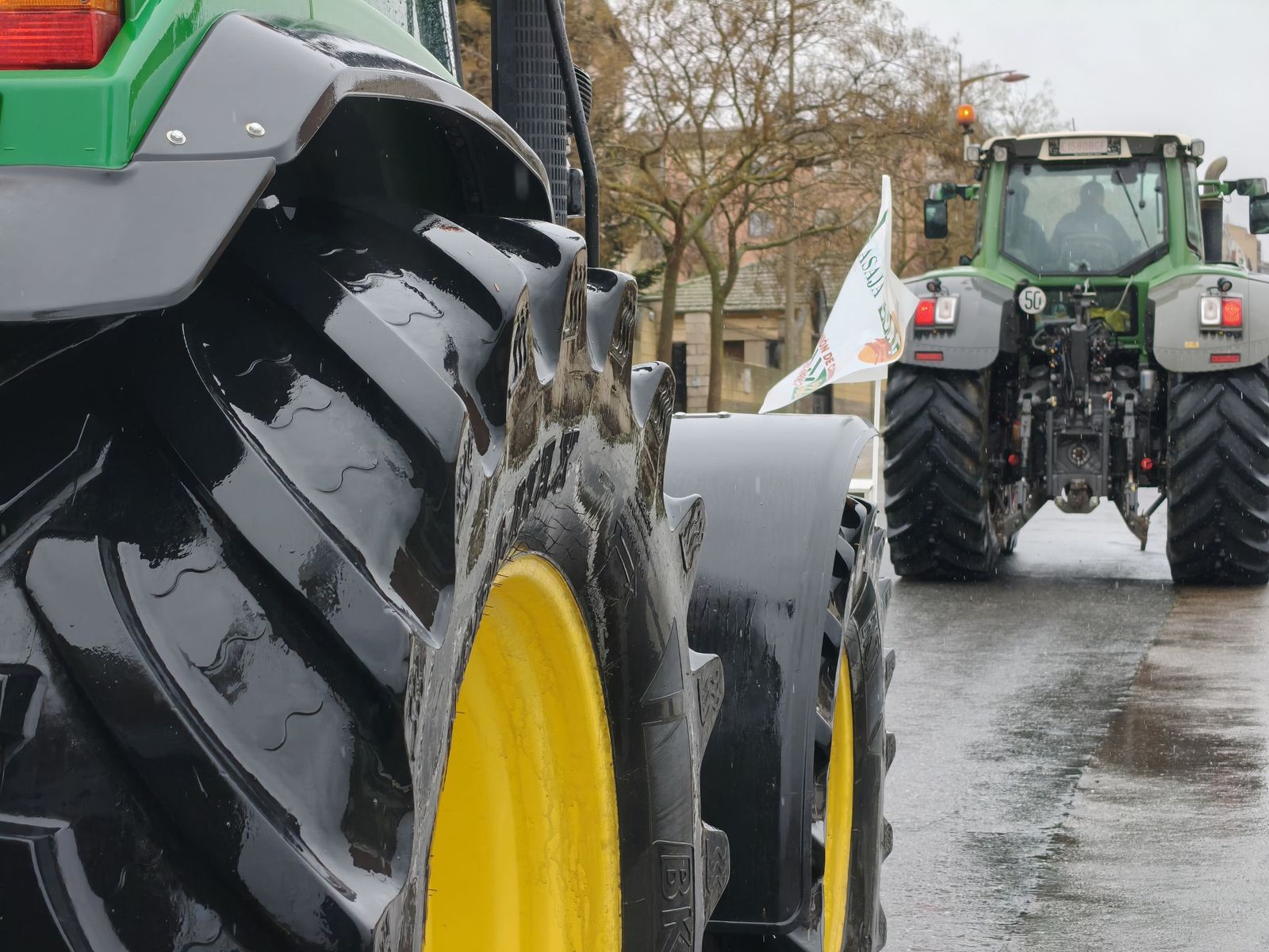 En imágenes la marcha con tractores y vehículos de campo en Salamanca en protesta contra Mercosur