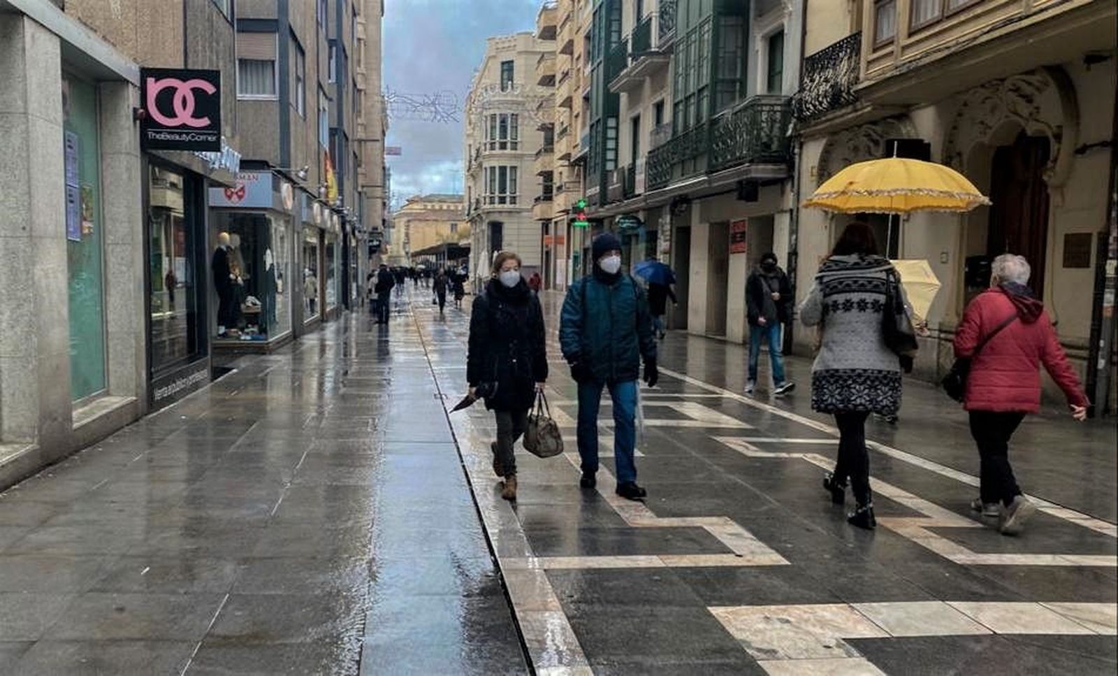 Ciudadanos paseando por Santa Clara