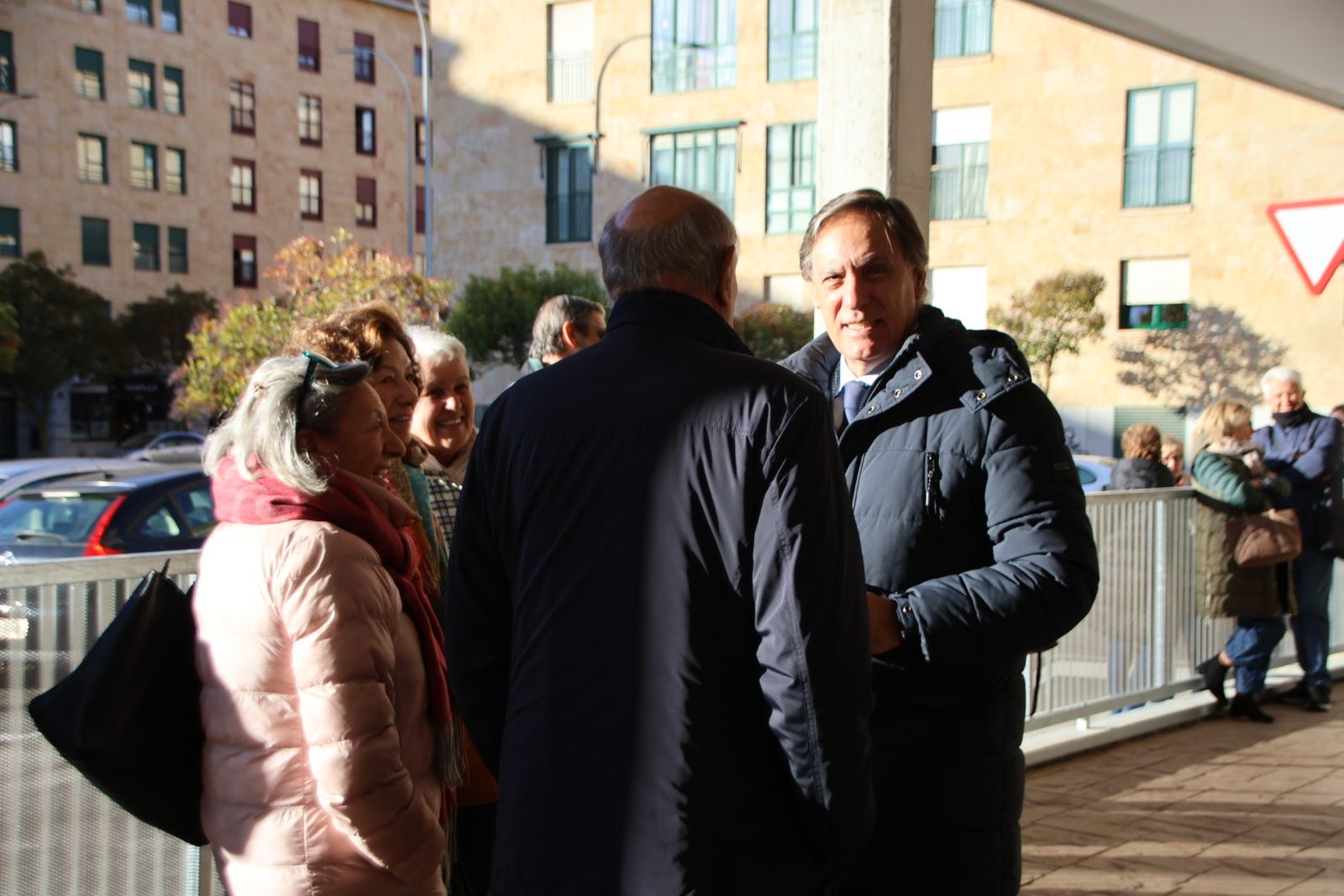 El alcalde de Salamanca, Carlos García Carbayo, entrega las llaves de la nueva promoción de viviendas protegidas en alquiler en Capuchinos