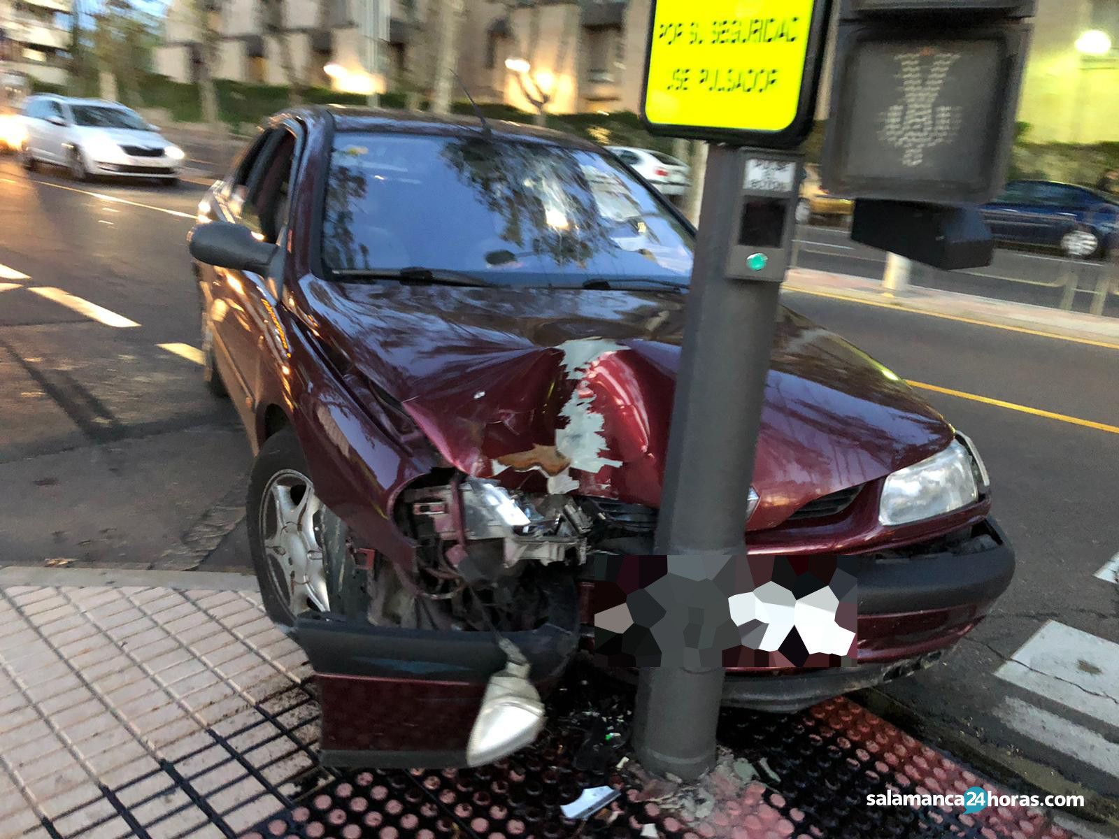 Accidente paseo de san vicente semáforo (2)