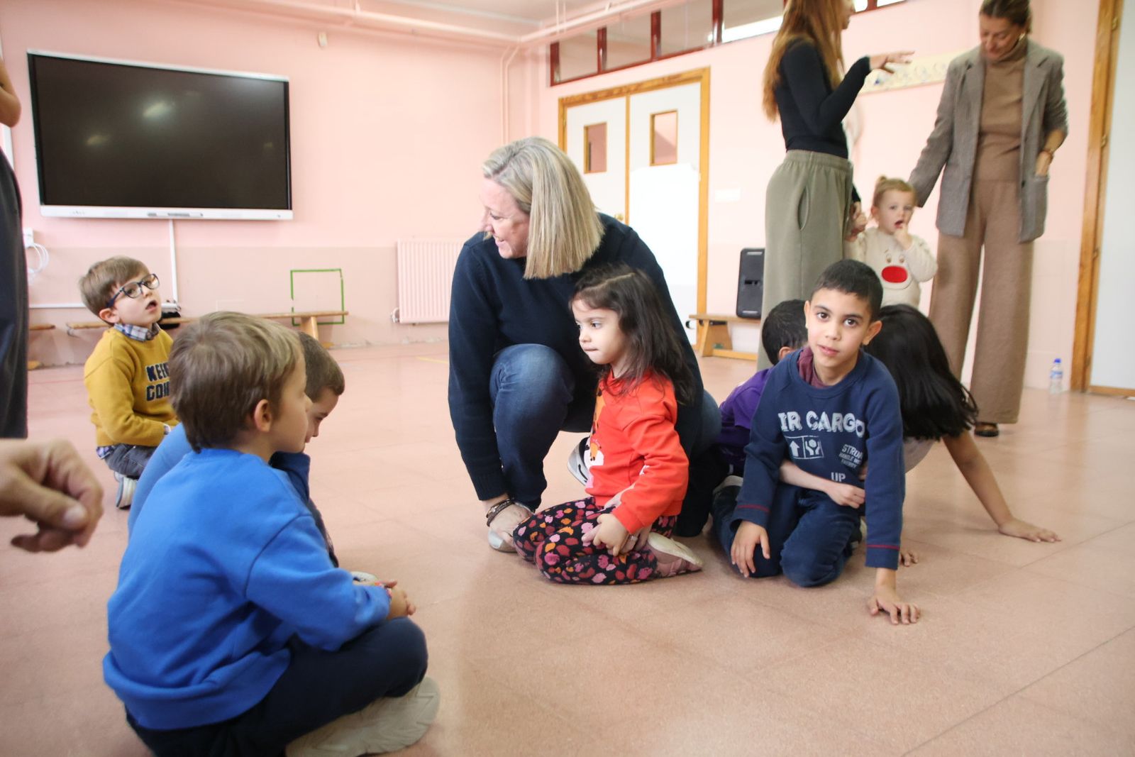 La vicepresidenta de la Junta de Castilla y León y consejera de Familia e Igualdad de Oportunidades, Isabel Blanco, visita a los participantes de 'Conciliamos Navidad'