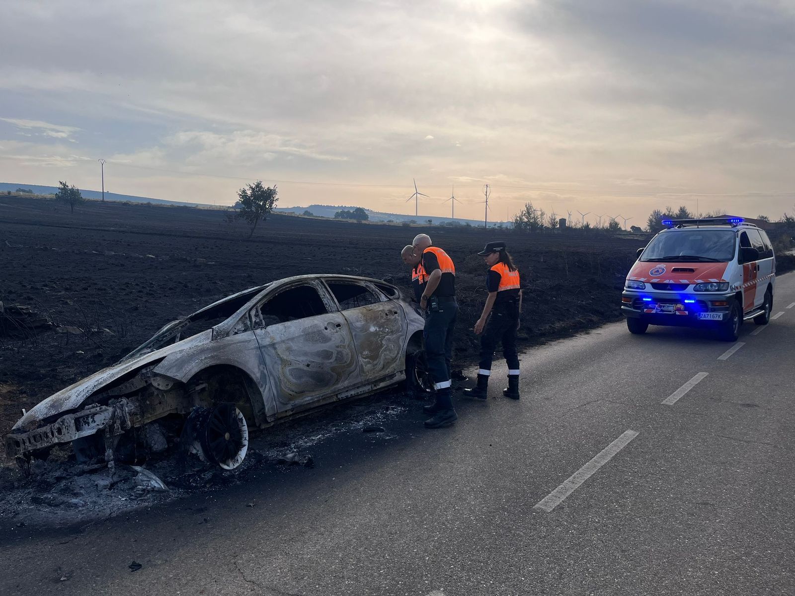 Imagen del coche calcinado en las inmediaciones de Abejera