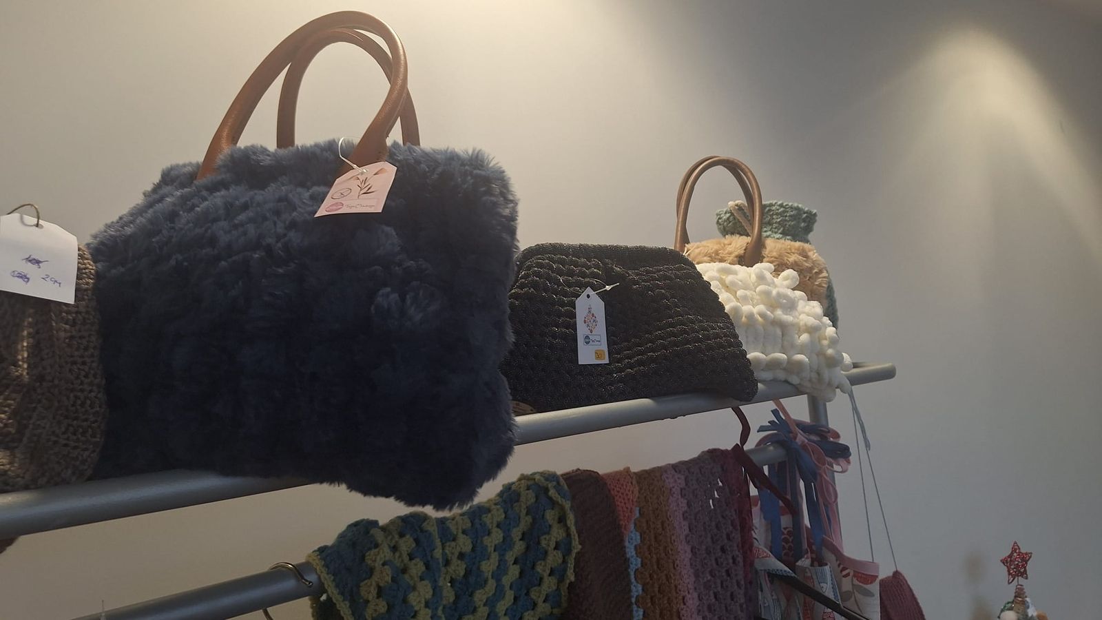 Mercadillo solidario Tejemaneje en Villamayor 2025 (18).jpeg