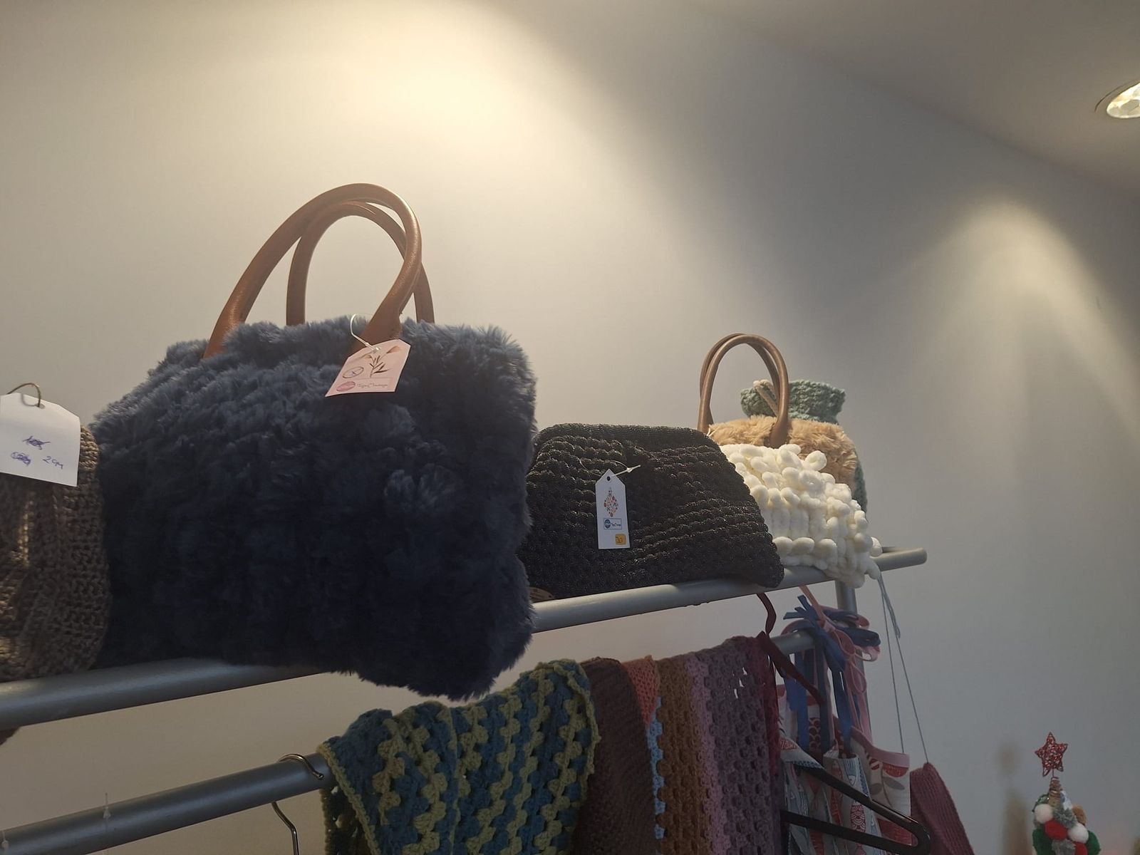 Mercadillo solidario Tejemaneje en Villamayor 2025 (18).jpeg