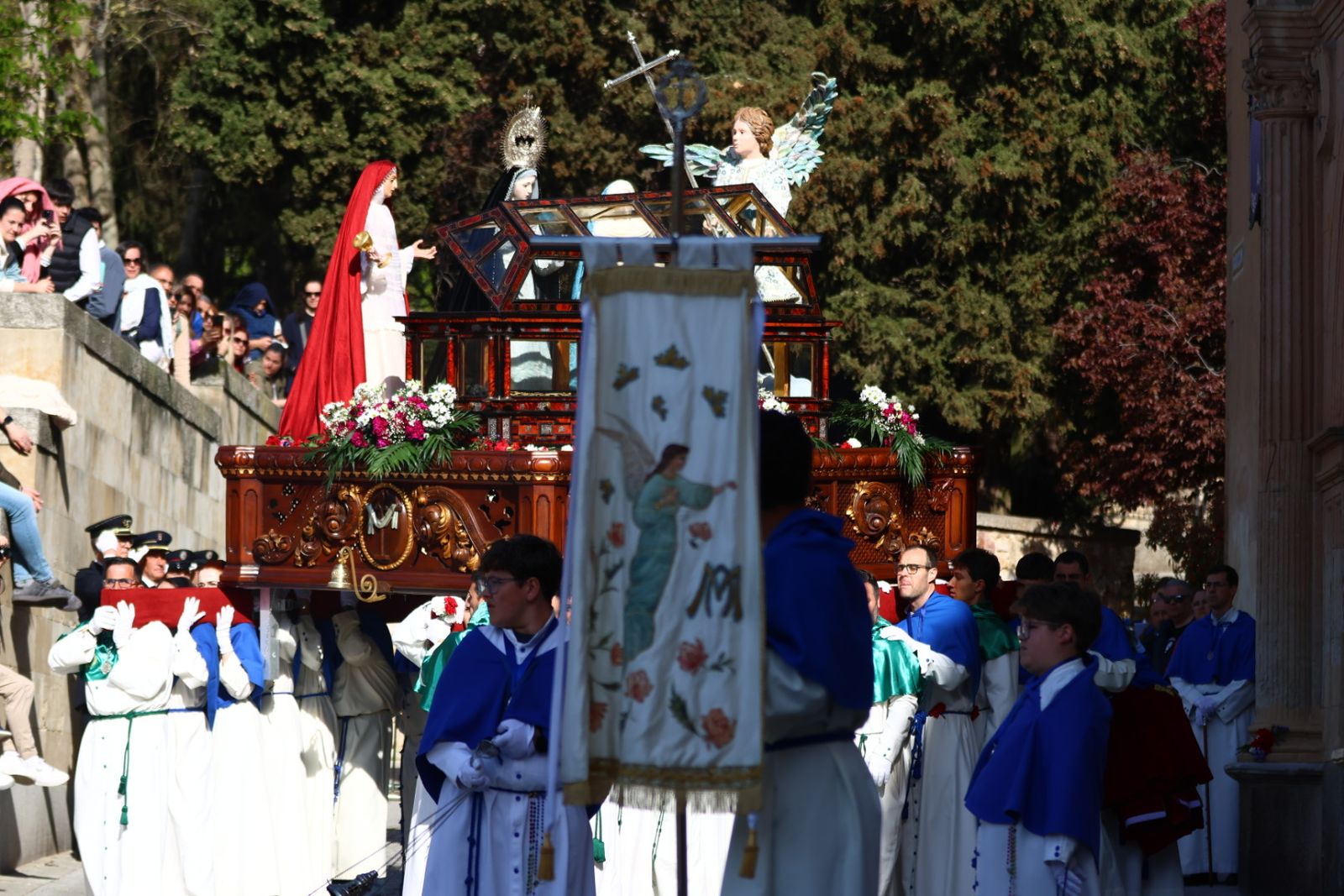 Procesión del encuentro de Nuestra Señora de la Alegría y Jesús Resucitado en el Domingo de Resurrección en Salamanca