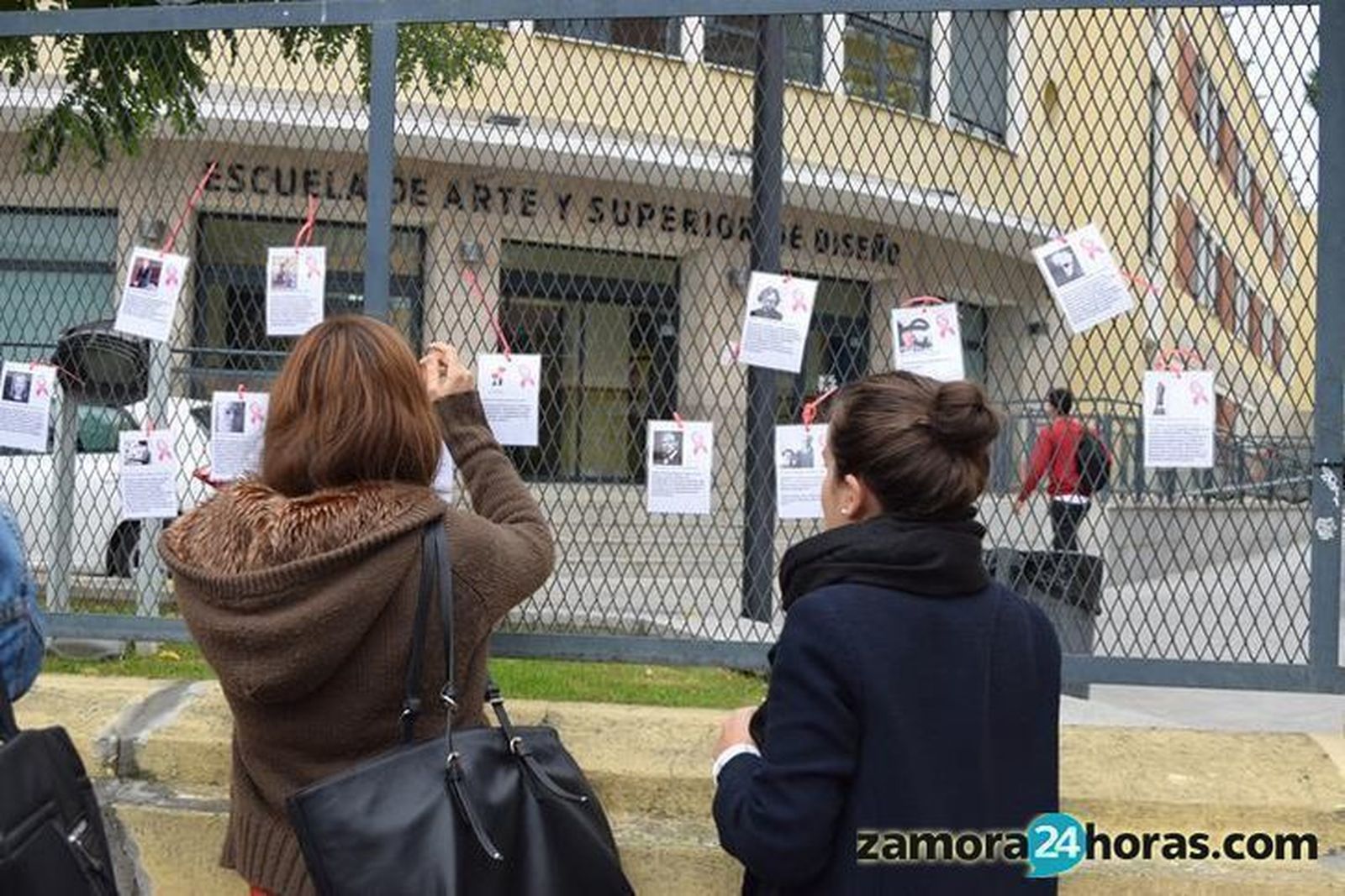 Acto de homenaje en la Escuela de Arte, lugar de estudio de dos de los jóvenes fallecidos Acto de homenaje en la Escuela de Arte, lugar de estudio de dos de los jóvenes fallecidos