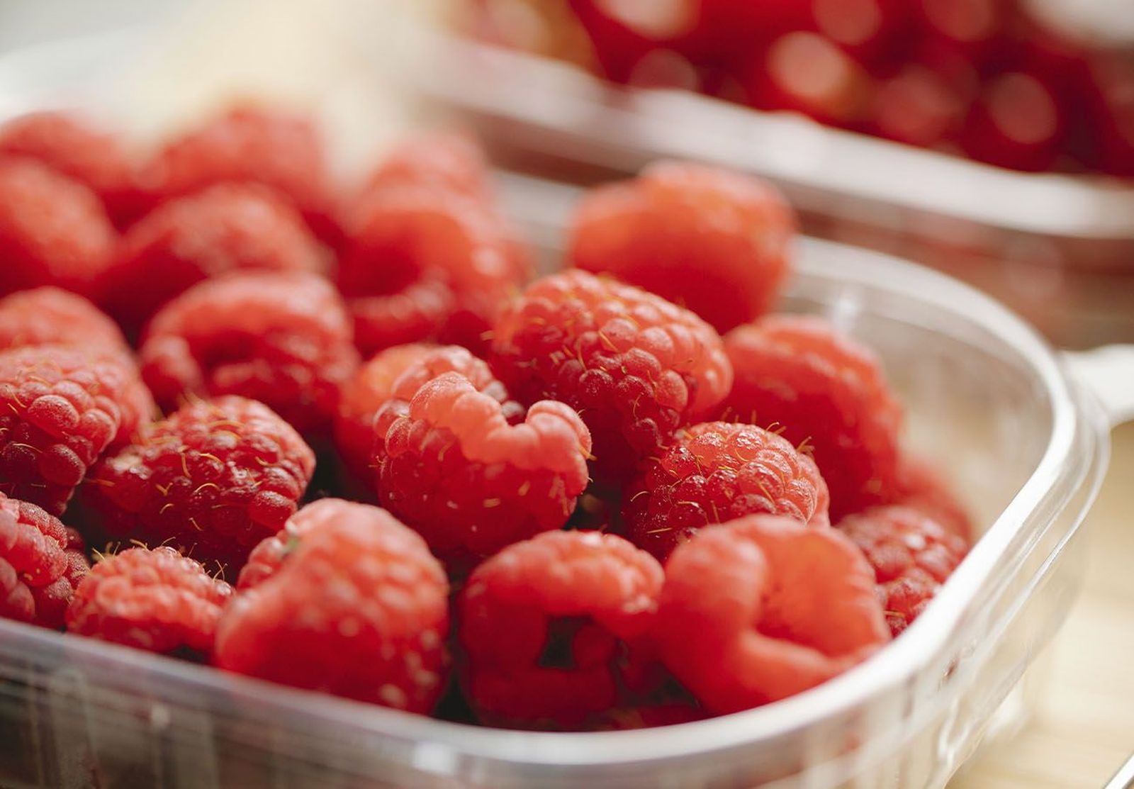 Imagen frambuesas en un envoltorio de plástico