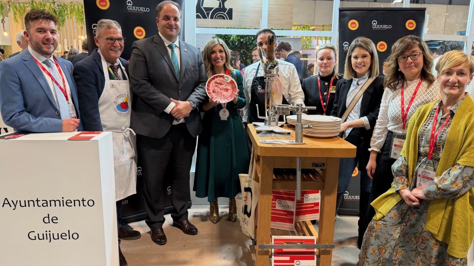 La periodista Mar Villalobos en el estand de Guijuelo en Fitur 2026