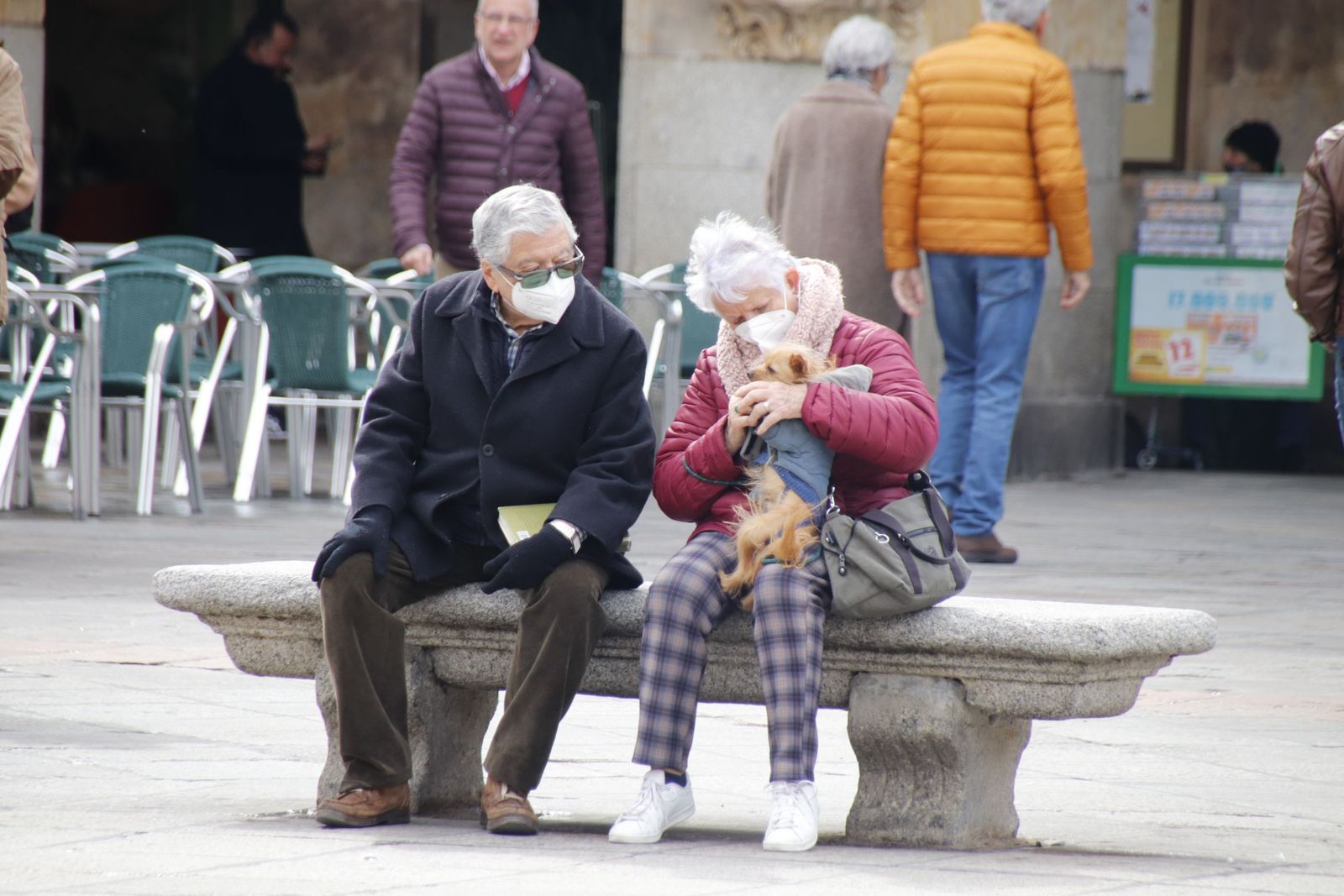 Gente en la plaza mayor de Salamanca en invierno