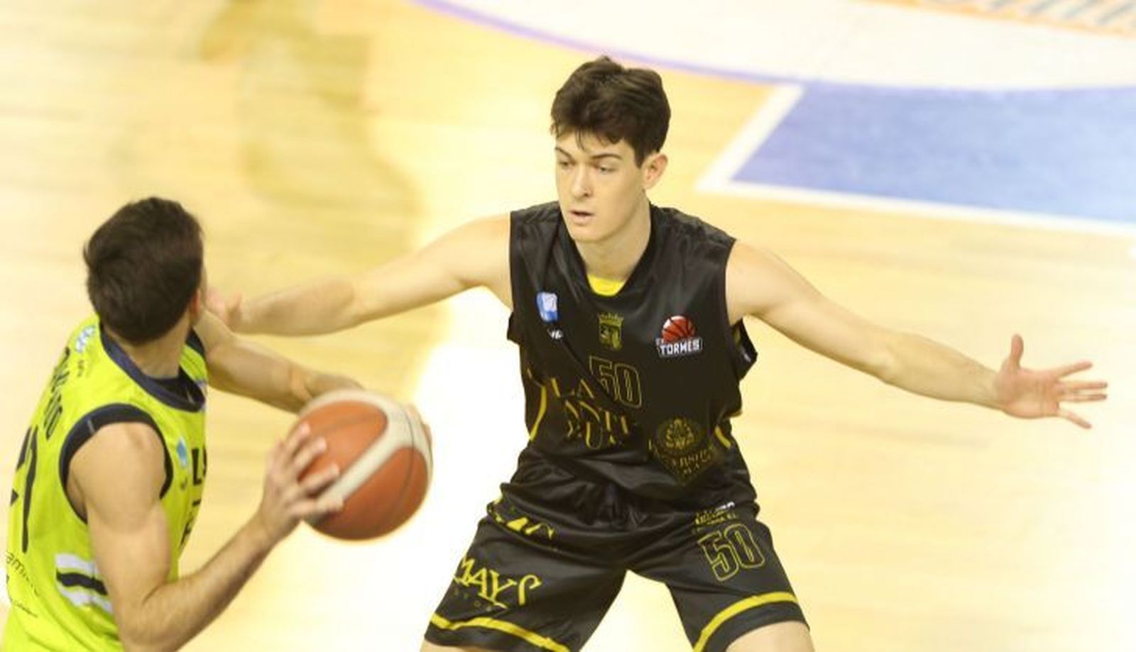 Harrison defiende ante CB Ávila / FOTO SALAMANCA24HORAS.COM