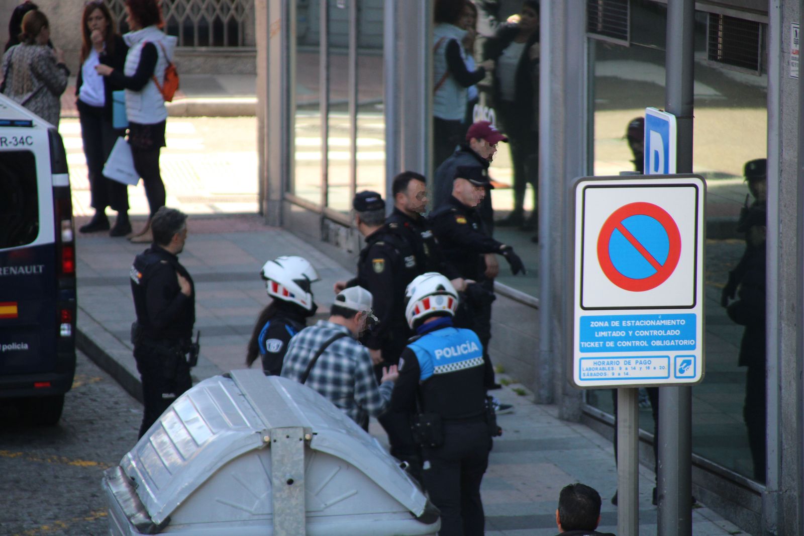 policia-nacional-y-local-en-una-intervencion-en-la-calle-rodriguez-fabres-9