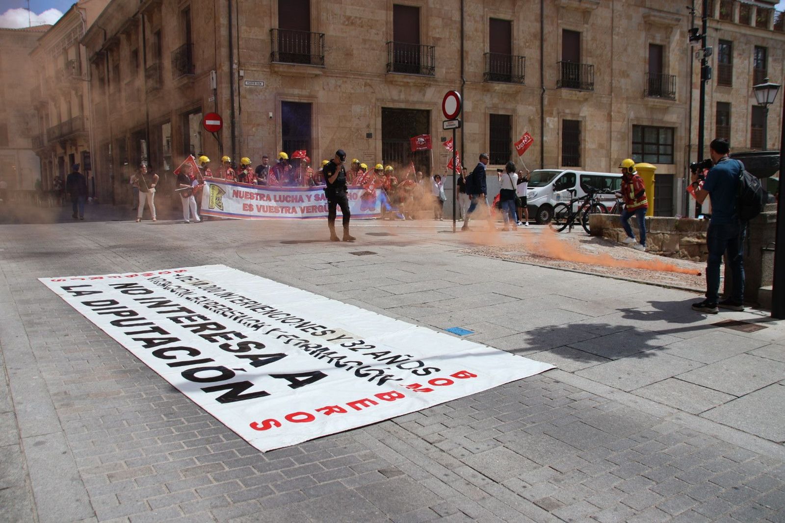Bomberos de la Diputación durante una protesta en Salamanca