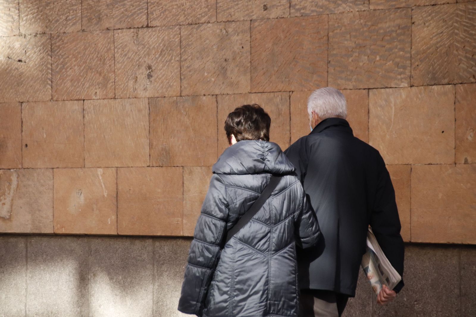 Gente por las calles de Salmanca en invierno