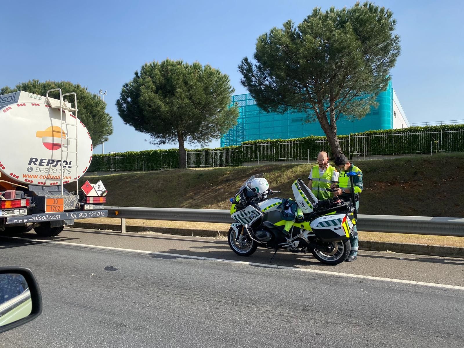 tres-vehiculos-implicados-en-un-accidente-en-carbajosa-de-la-sagrada-fotos-carlos-h-1