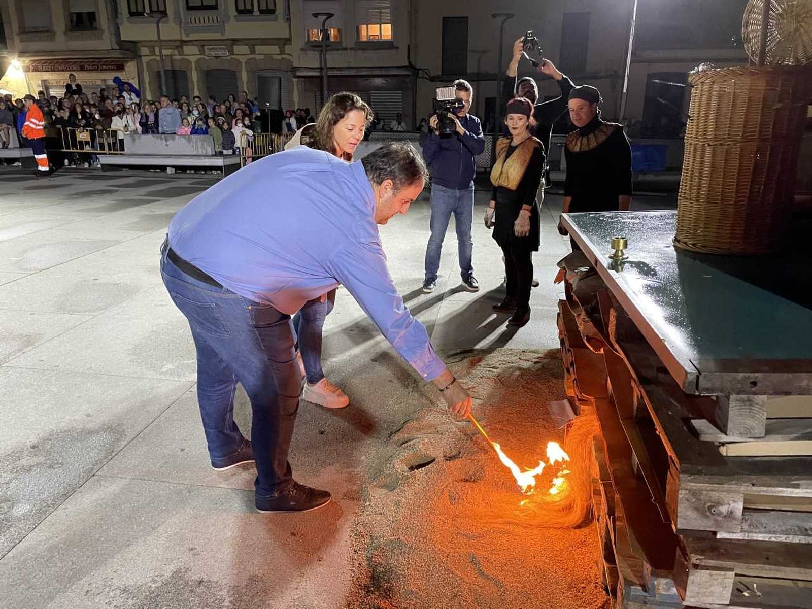 El alcalde Roberto Martín encendiendo la hoguera de San Juan en Guijuelo El alcalde Roberto Martín encendiendo la hoguera de San Juan en Guijuelo