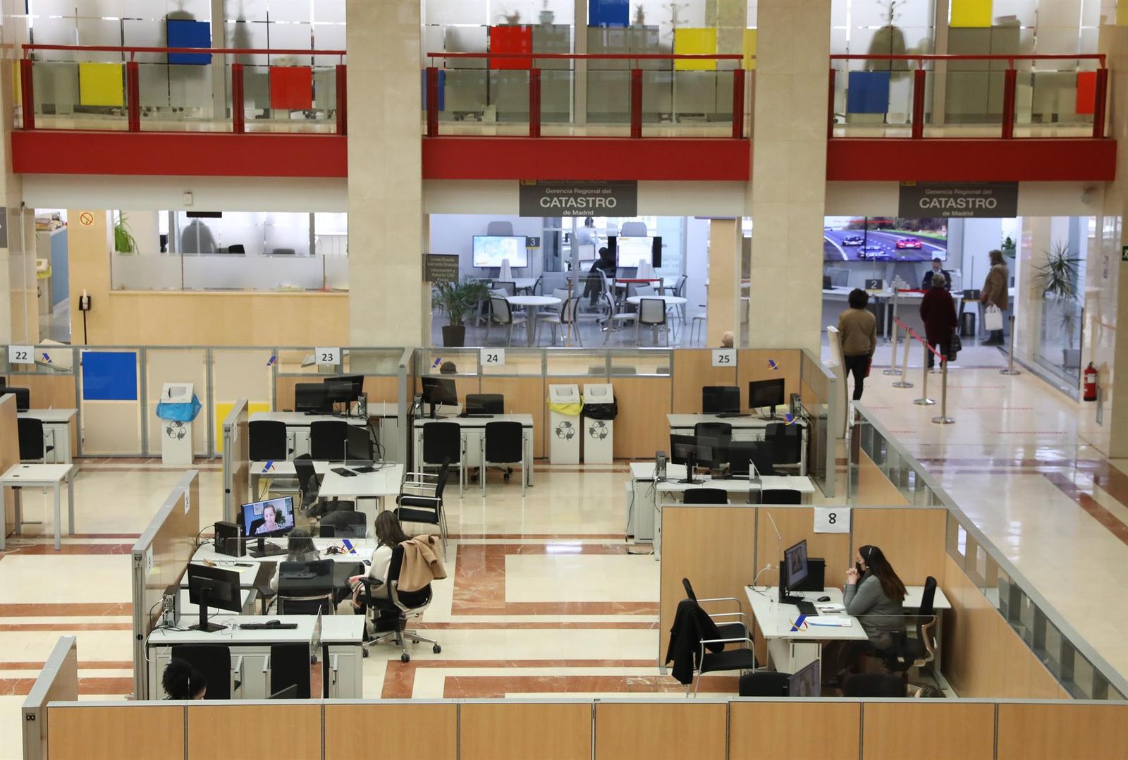 Archivo   Varios empleados trabajan en una oficina de la Agencia Tributaria