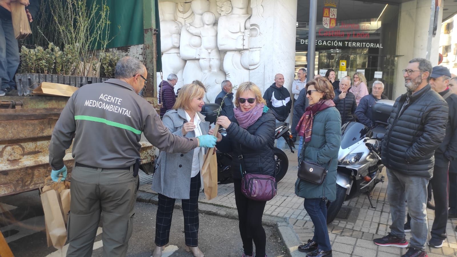 Reparto de árboles autóctonos por el Día Mundial de los Bosques (9)