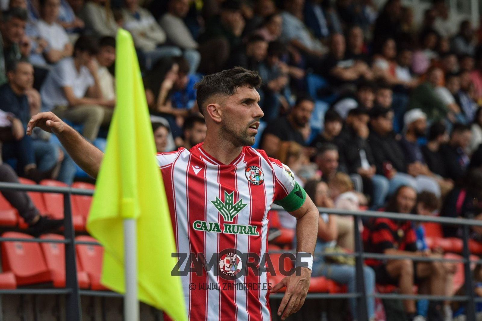 Carlos Ramos sacando un córner. ZAMORA CF.