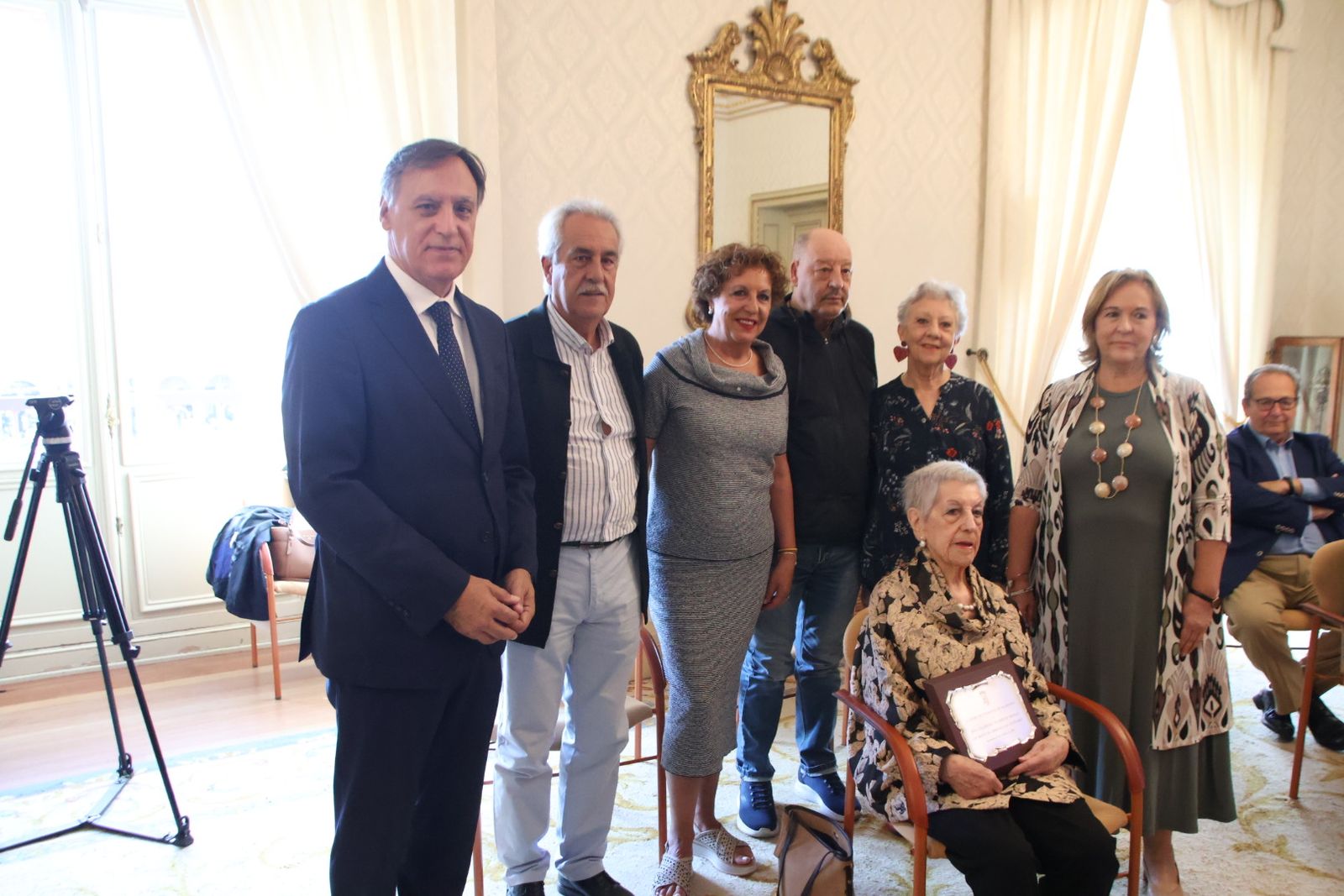 El alcalde de Salamanca, Carlos García Carbayo, preside el homenaje a personas centenarias de la ciudad