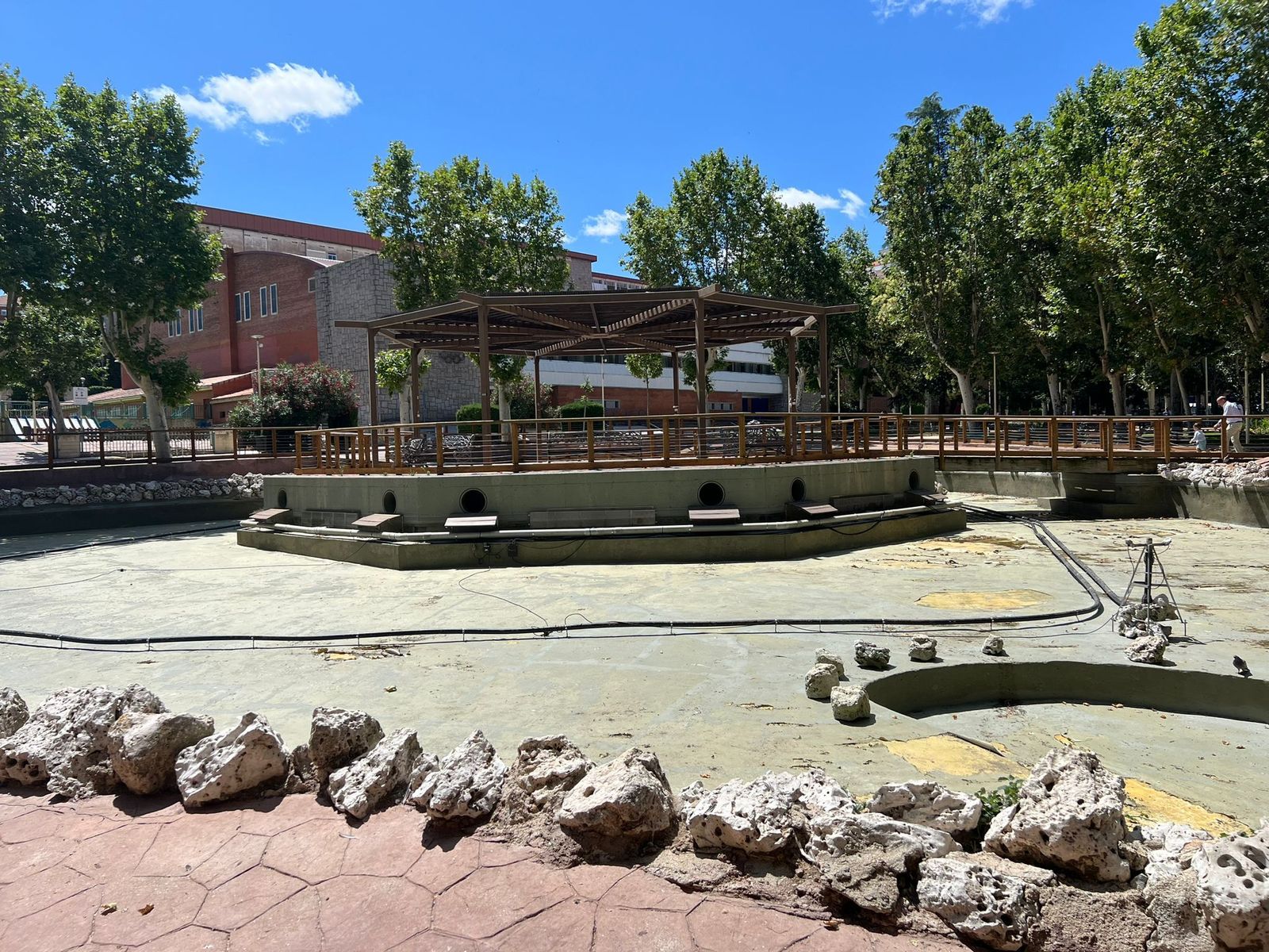 El estanque de La Alamedilla permanece vacio para su limpieza anual