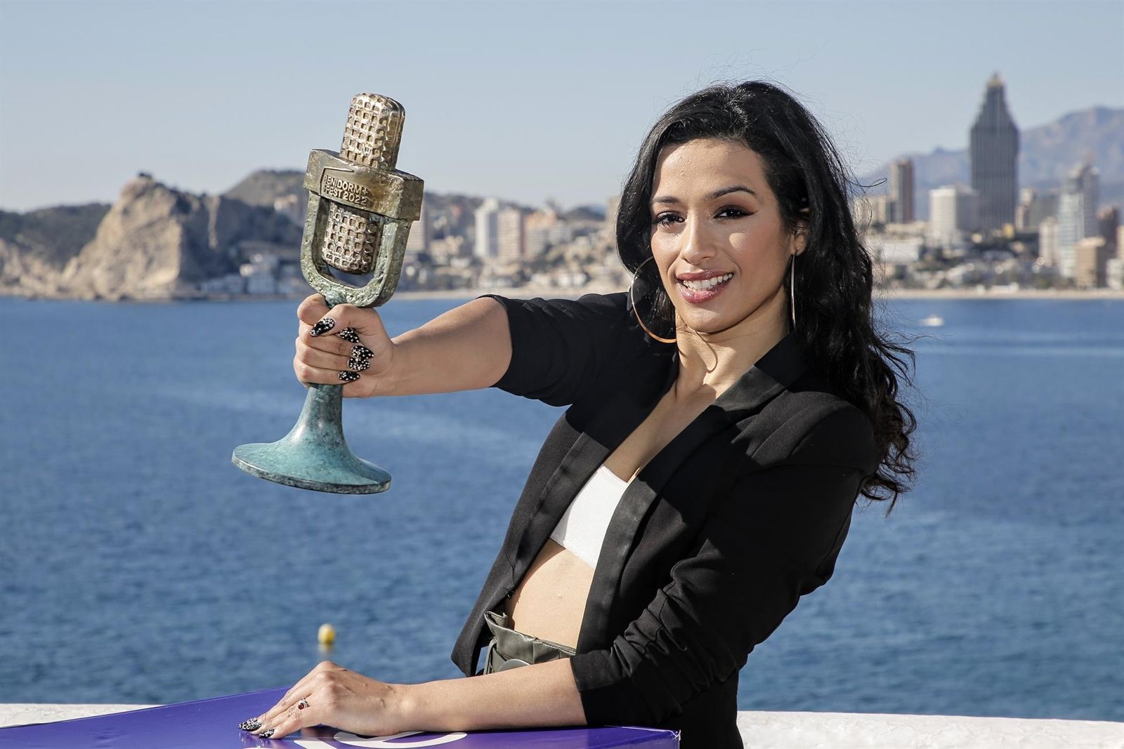 La artista Chanel ganadora de Benidorm Fest 2022, posa con su trofeo en el Mirador del Castillo, a 30 de enero de 2022, en Benidorm. - Joaquín Reina - Europa Press