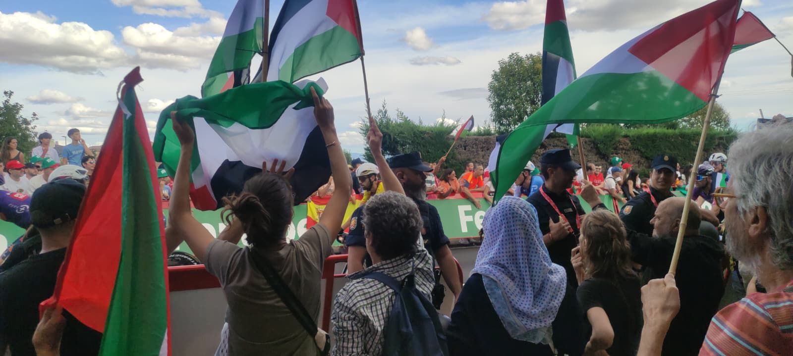Protestas por Palestina al paso de la Vuelta Ciclista a España por Salamanca