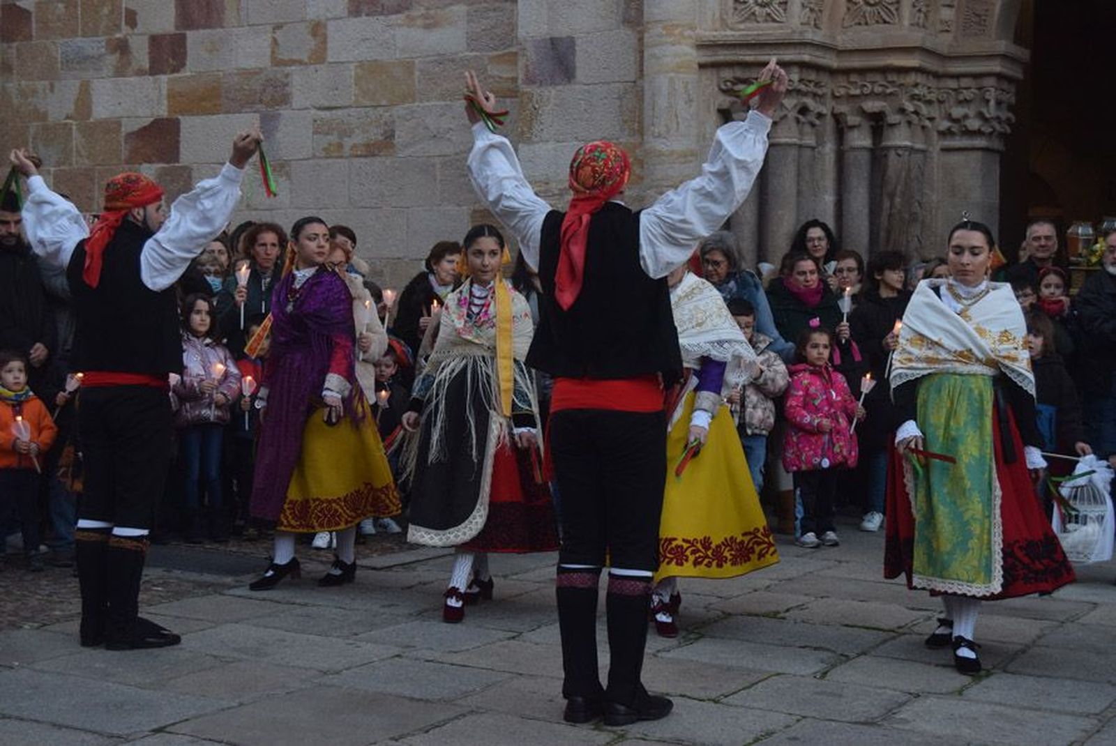 las-candelas-vuelven-a-unir-la-iglesia-de-san-juan-con-la-de-san-vicente-64