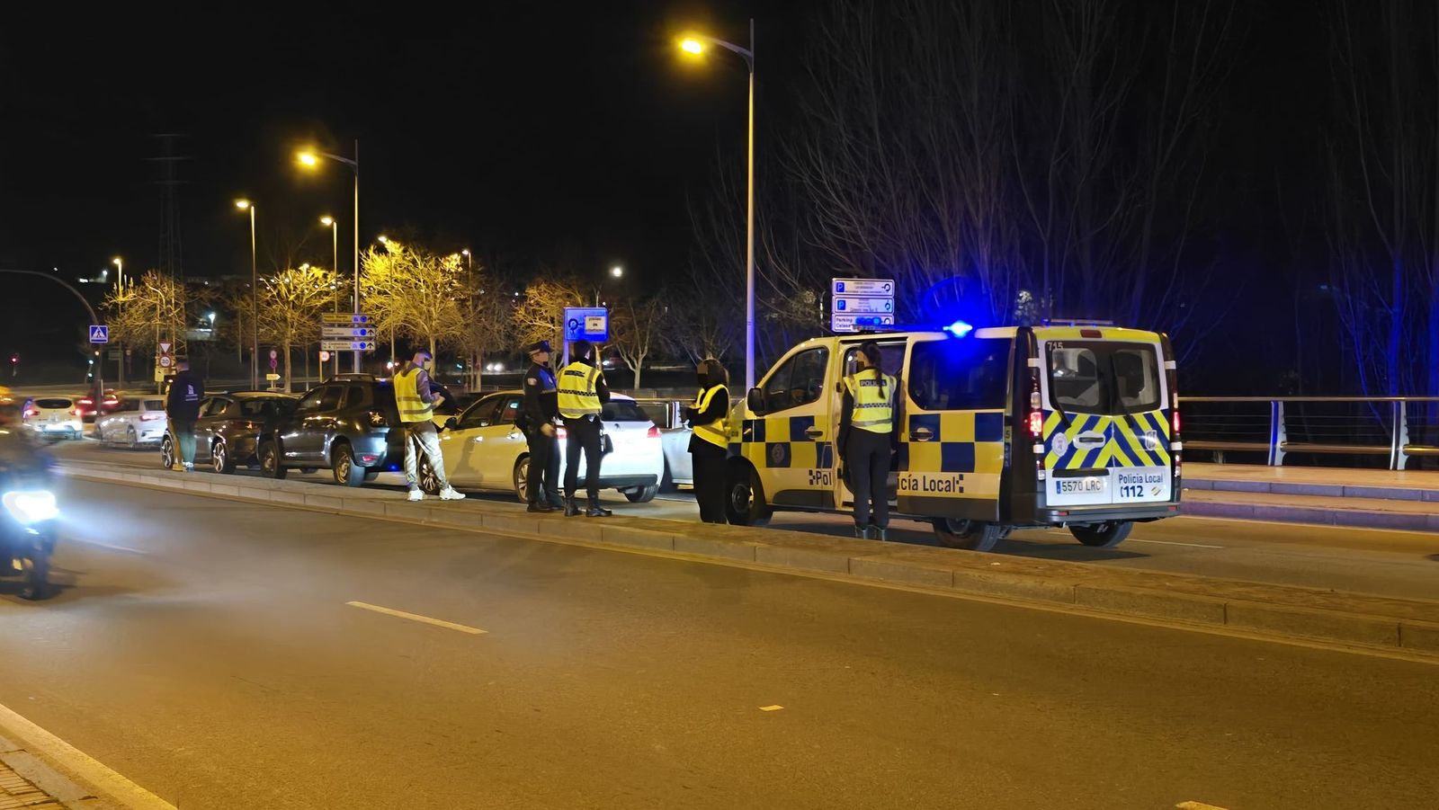 Tres vehículos se ven implicados en una colisión por alcance en el puente Juan Carlos I Tres vehículos se ven implicados en una colisión por alcance en el puente Juan Carlos I
