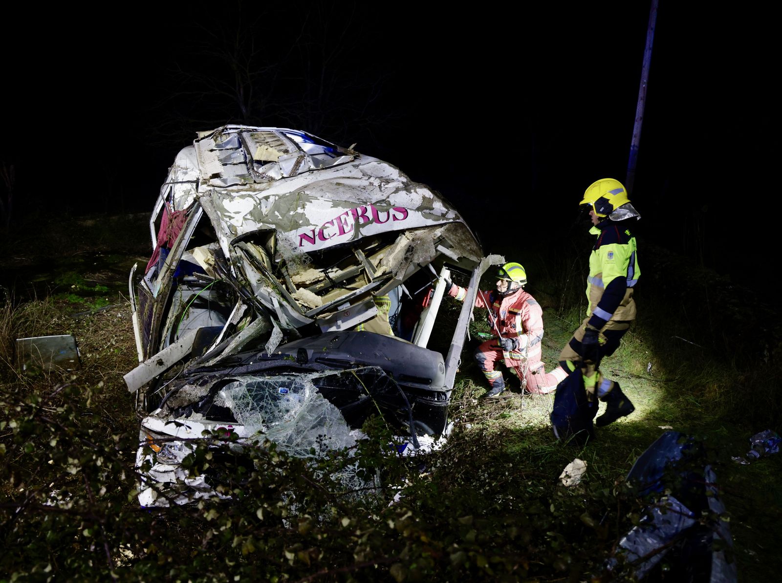 Dos heridos al caer un autobús a un arroyo en Linares de Riofrío (Fotos: David Arranz, ICAL)