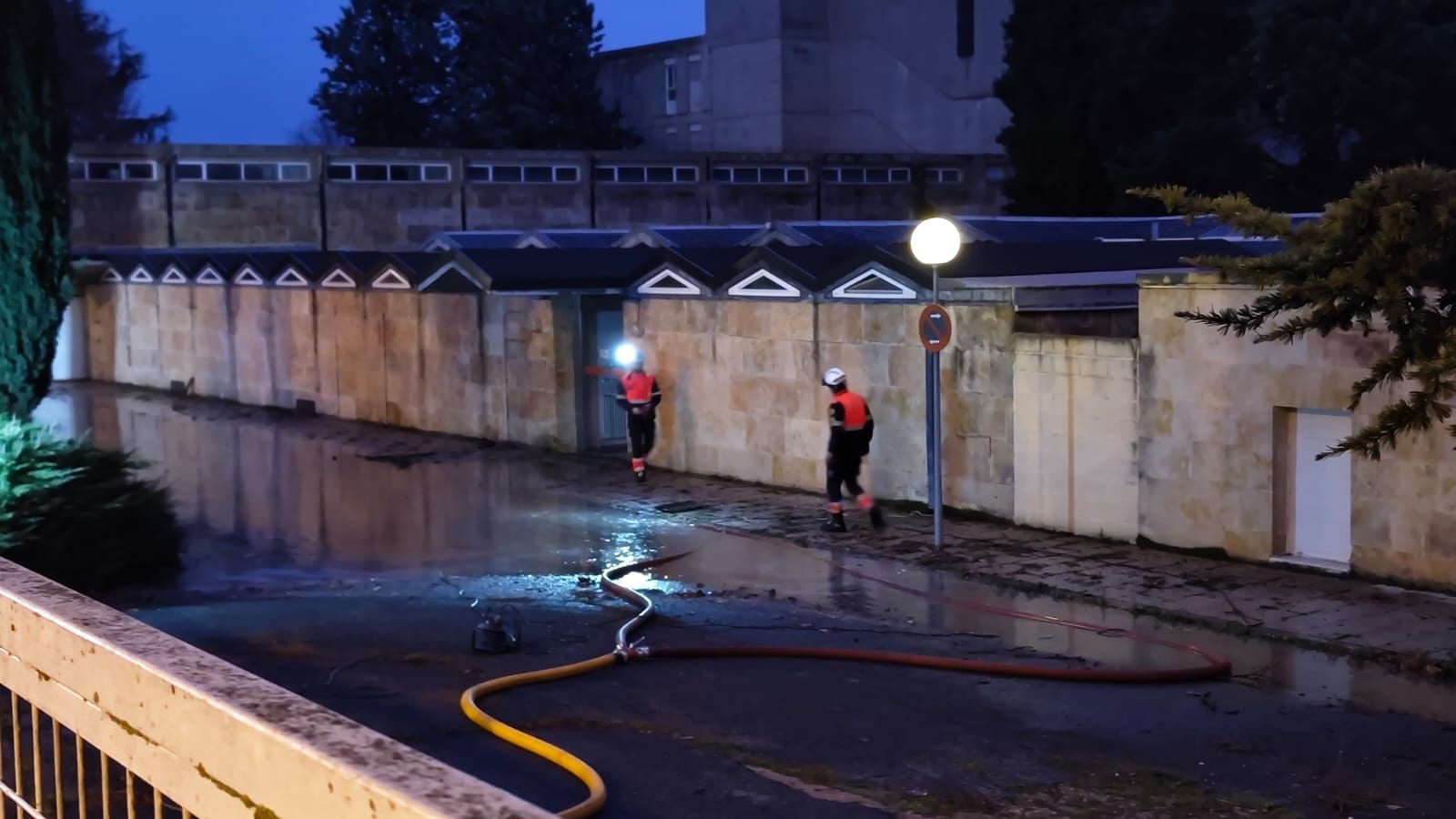 Imagen de archivo de Bomberos trabajando en una fuga de agua en la residencia de mayores abandonada de la carretera de Aldealengua. Fotos Míkel Antúnez