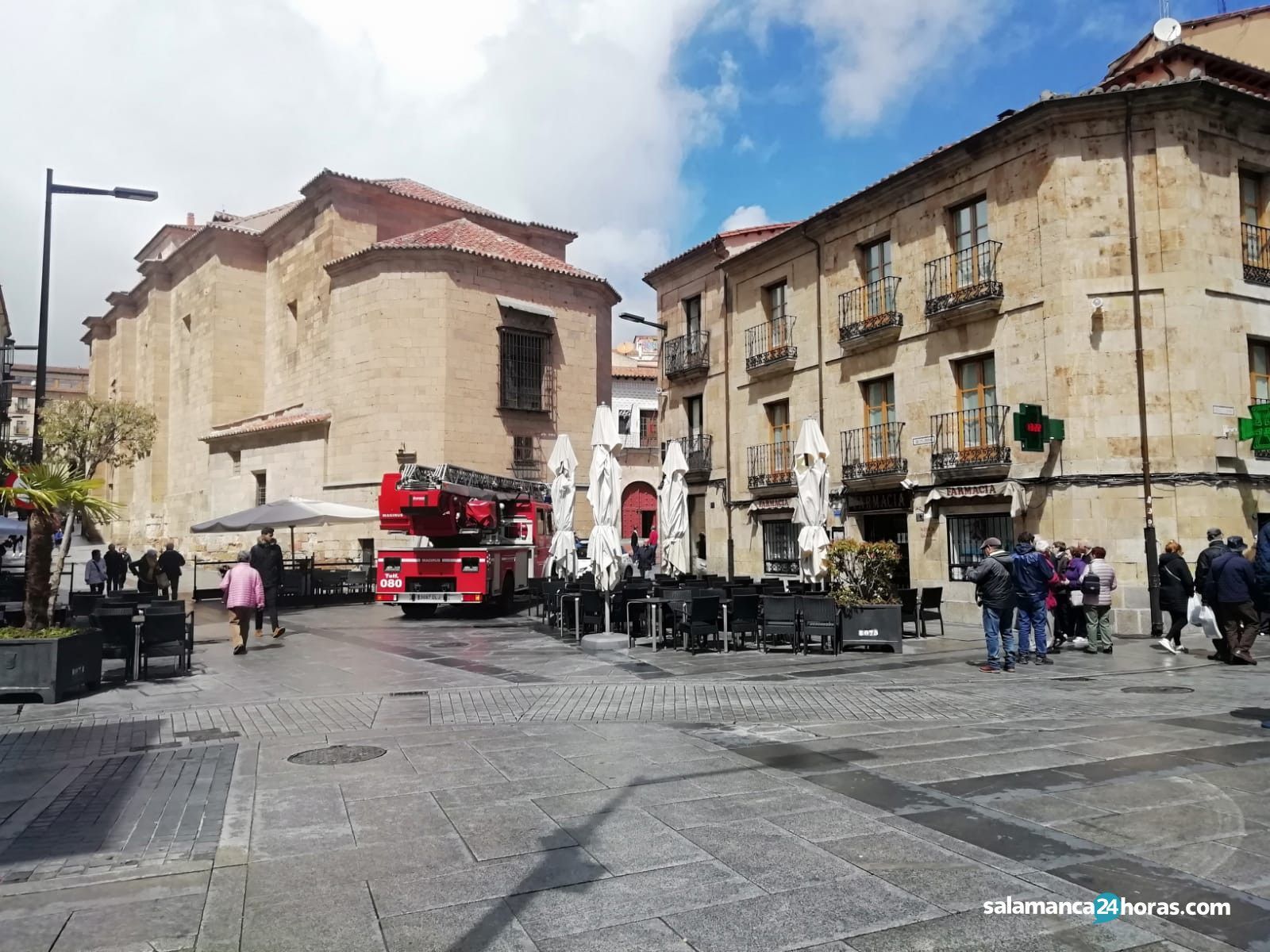 Bomberos en la calle Portales de Camin?as 1
