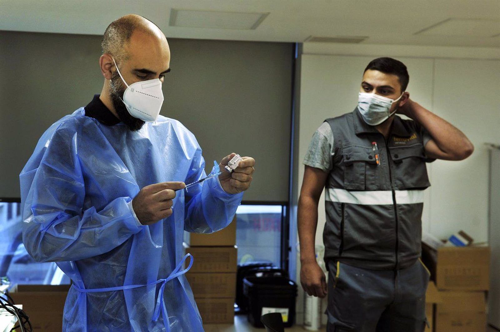 Un sanitario prepara una dosis de la vacuna contra el COVID. | EP