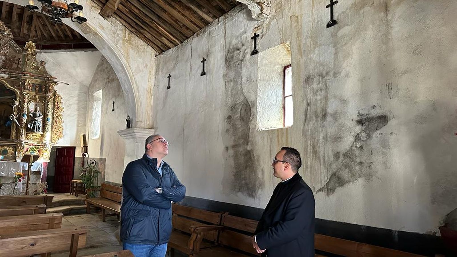 Jesús María Prada visita las iglesias de Cobreros y Riego de Lomba