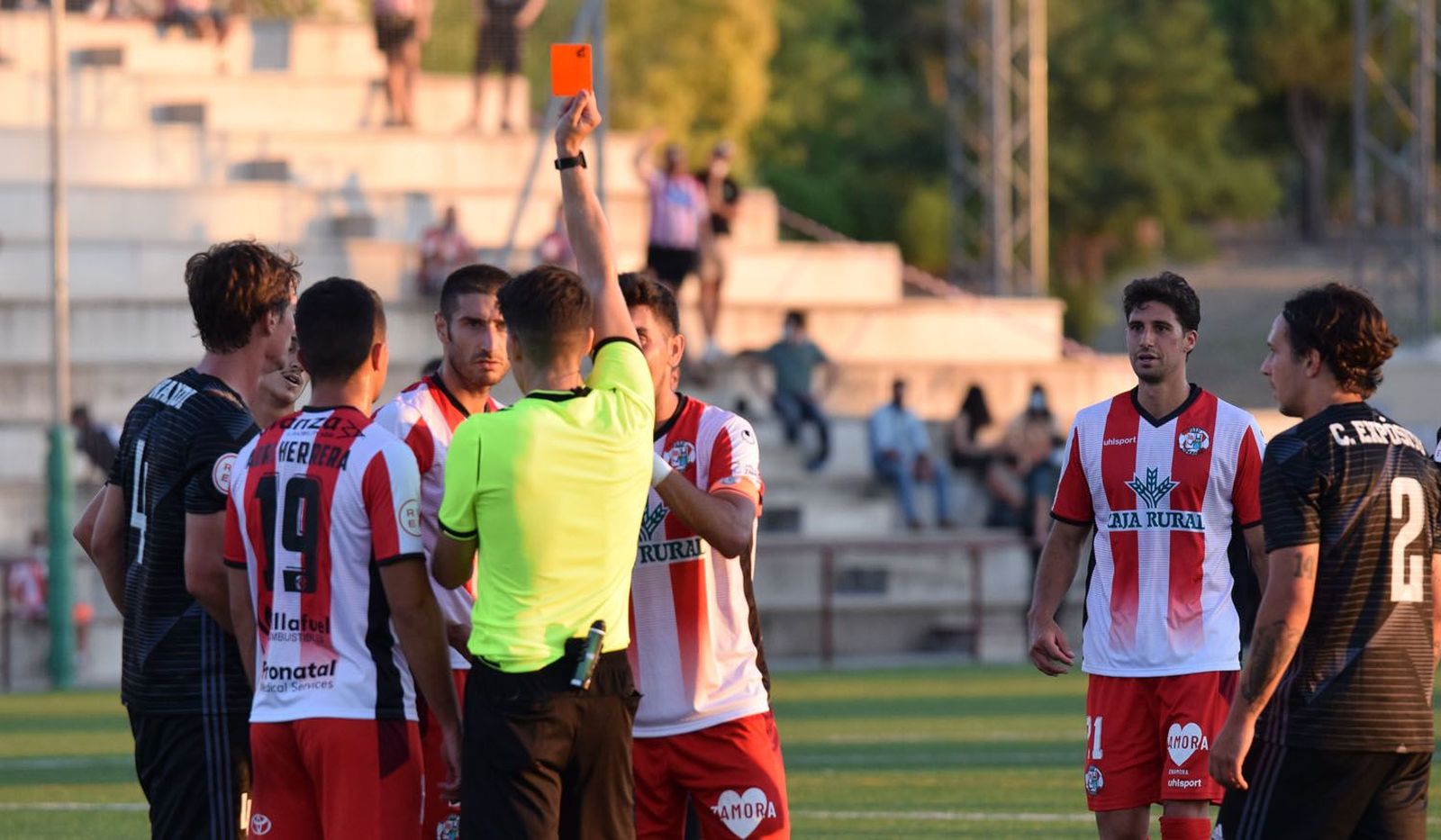 El árbitro expulsa a Piña