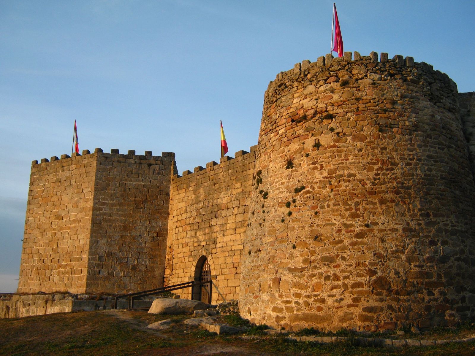 Castillo de Ledesma, erigido por el rey Fernando II de León en el siglo XII. Castillo de Ledesma, erigido por el rey Fernando II de León en el siglo XII.