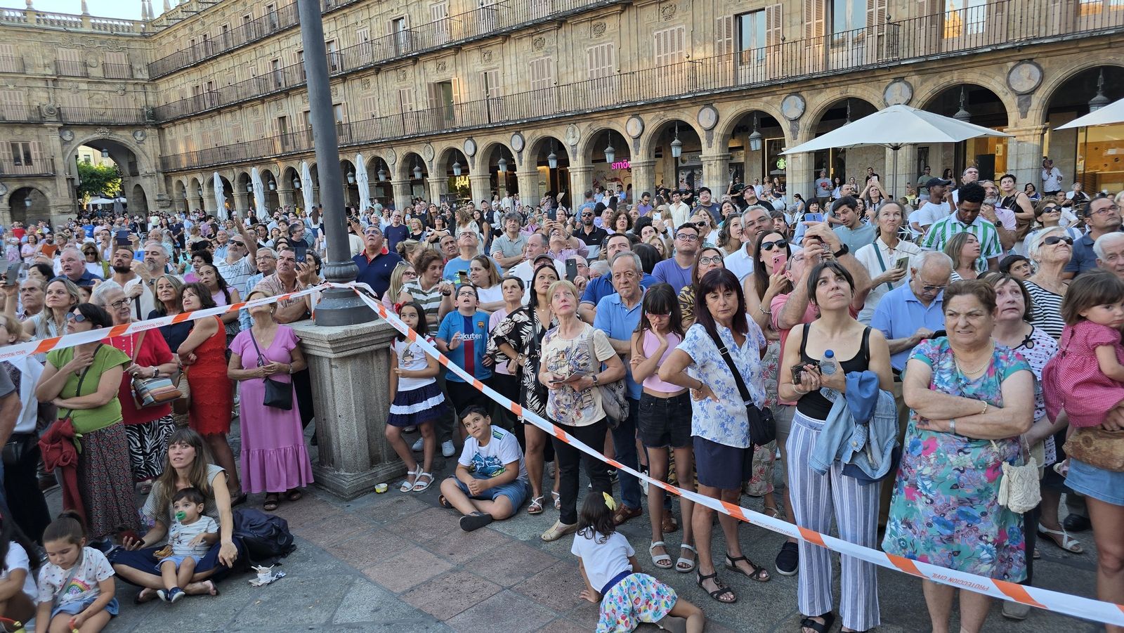 El alcalde de Salamanca, Carlos García Carbayo, y miembros de la Corporación Municipal asisten al tradicional acto de colocación de La Mariseca