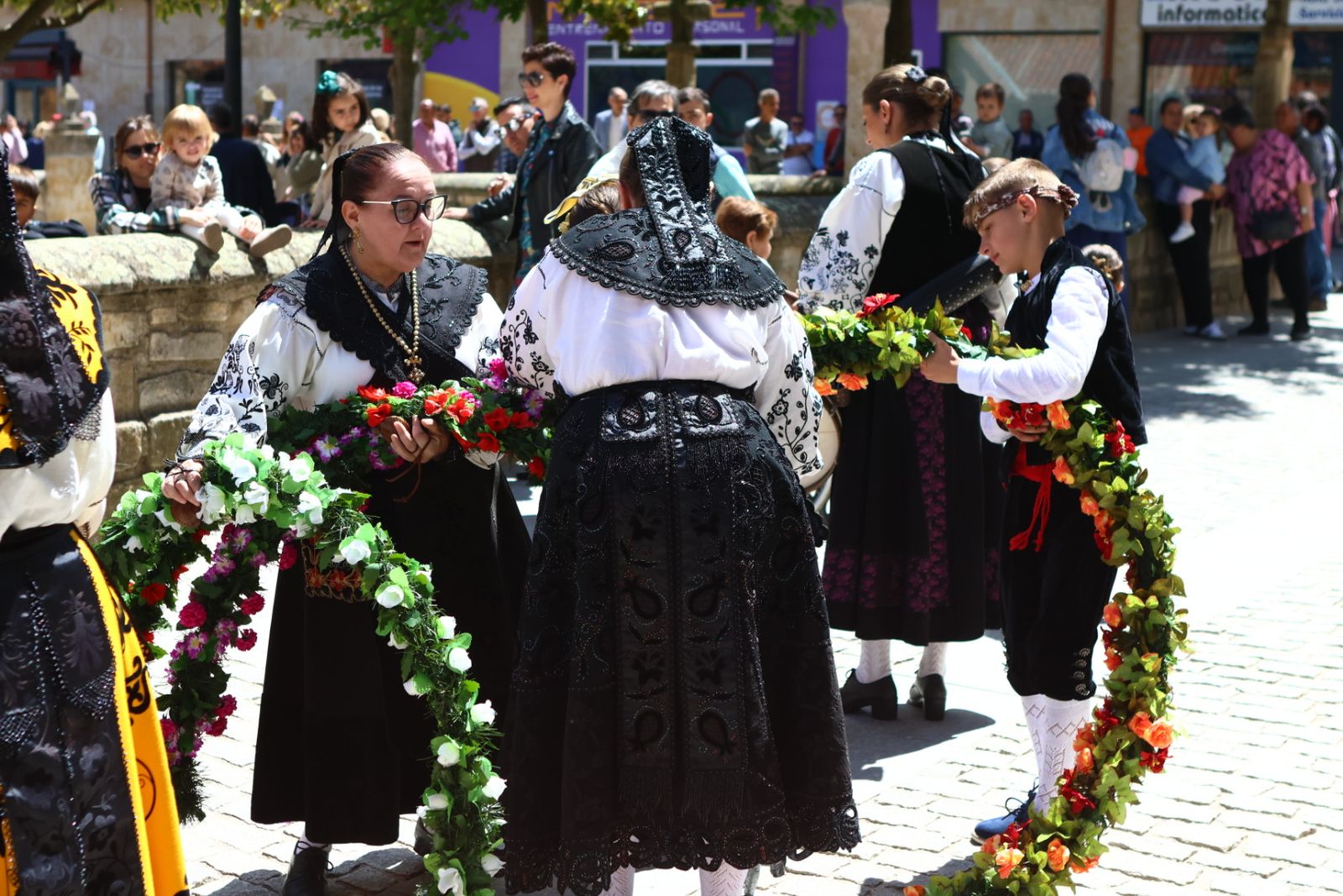 La devoción llena Villamayor en la salida procesional de Nuestra Señora de los Remedios