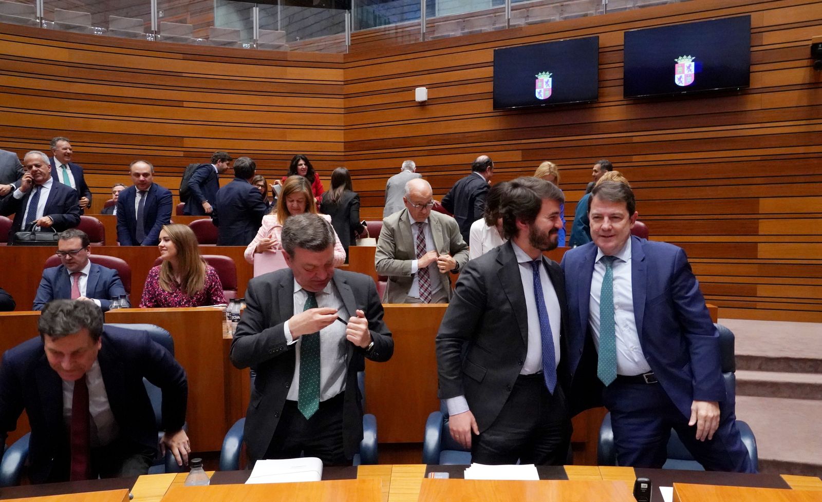 El presidente de la Junta de Castilla y León, Alfonso Fernández Mañueco, celebra junto al vicepresidente del ente autonómico, Juan García Gallardo, la aprobación de los Presupuestos en el Pleno de las Cortes.