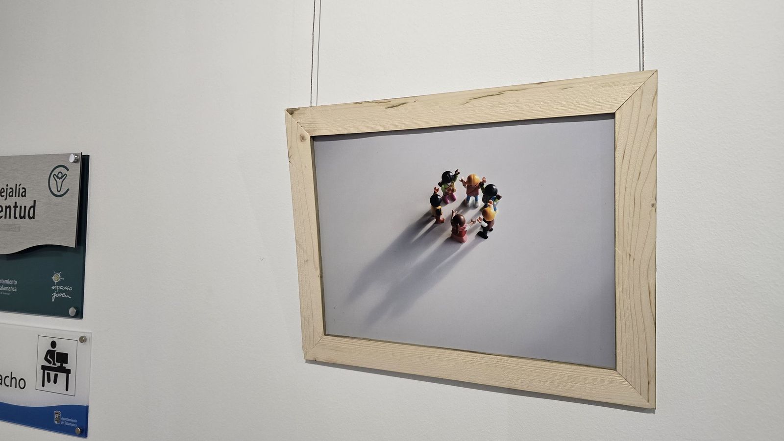 El concejal de Juventud, Pedro Martínez, presenta la exposición ‘Otras Miradas – Exposición de Fotografía con Playmobil’