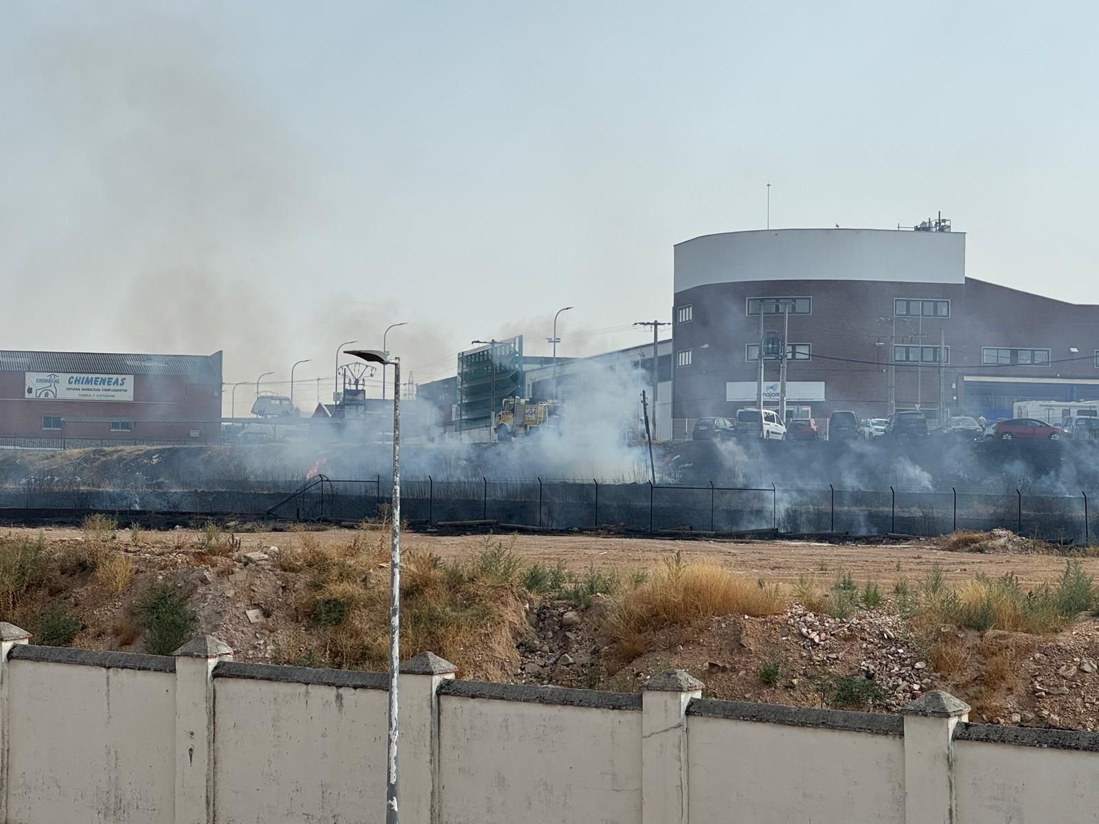 Los bomberos sofocan un gran incendio en el Polígono Industrial de Los Montalvos