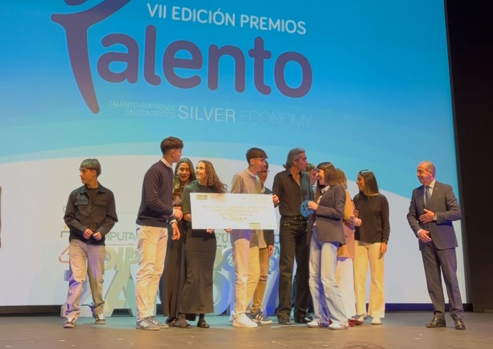 Uno de los grupos emprendedores recogiendo su galardón