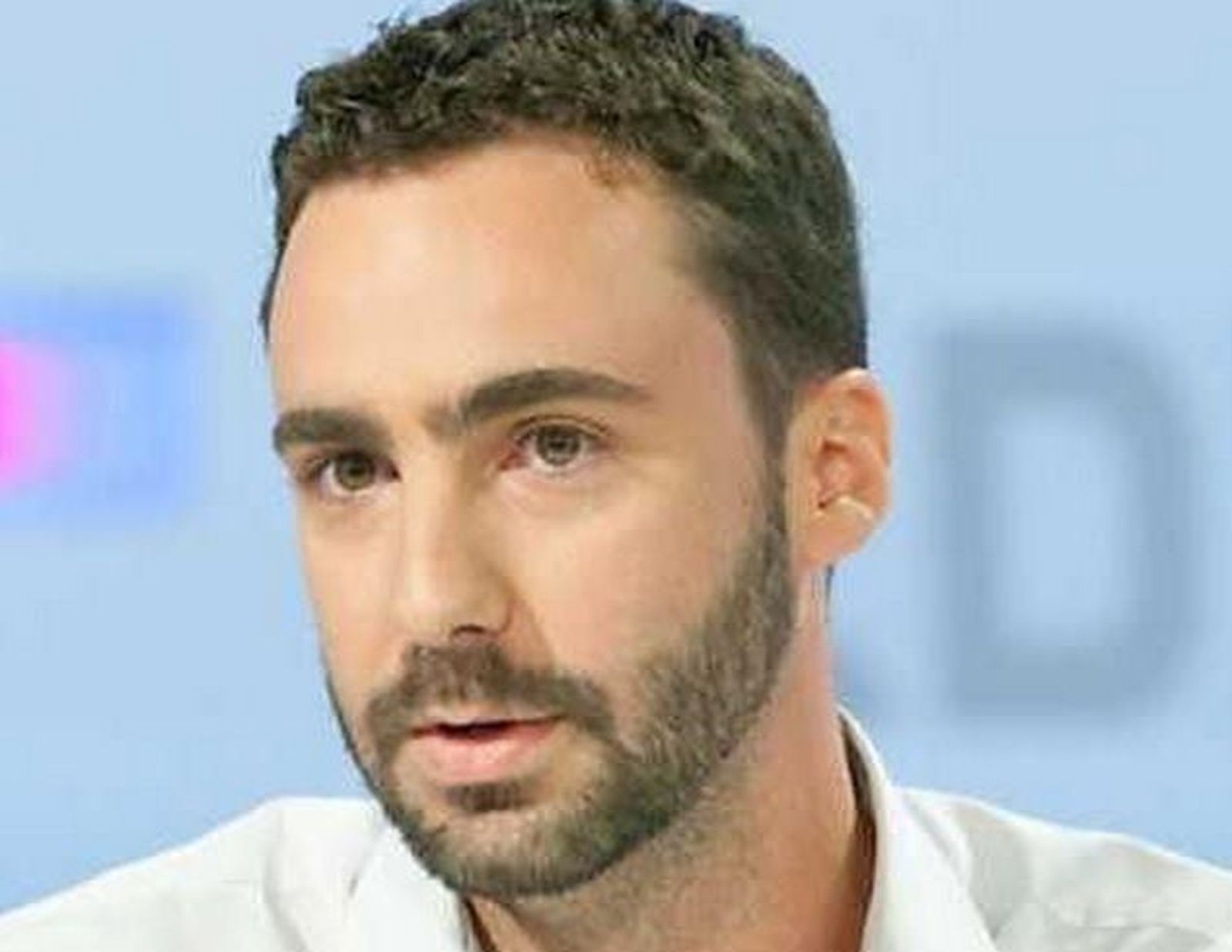 Alberto Sotillos analiza la política nacional en la sede de Tú Aportas Béjar