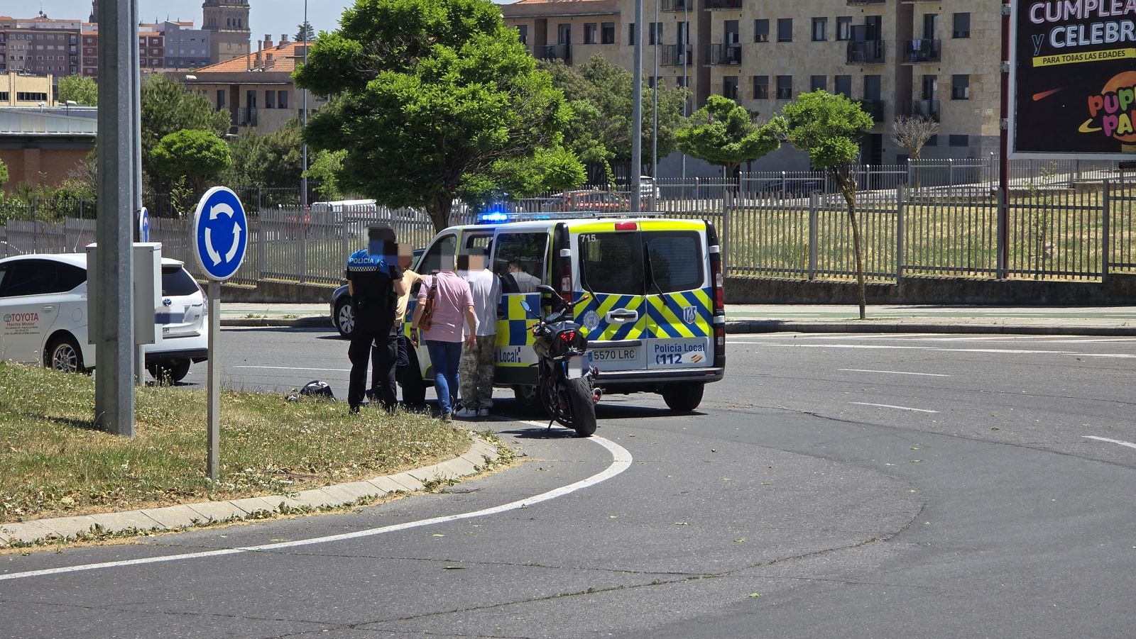 Accidente de un turismo y una motocicleta en la rotonda del Cementerio (2)